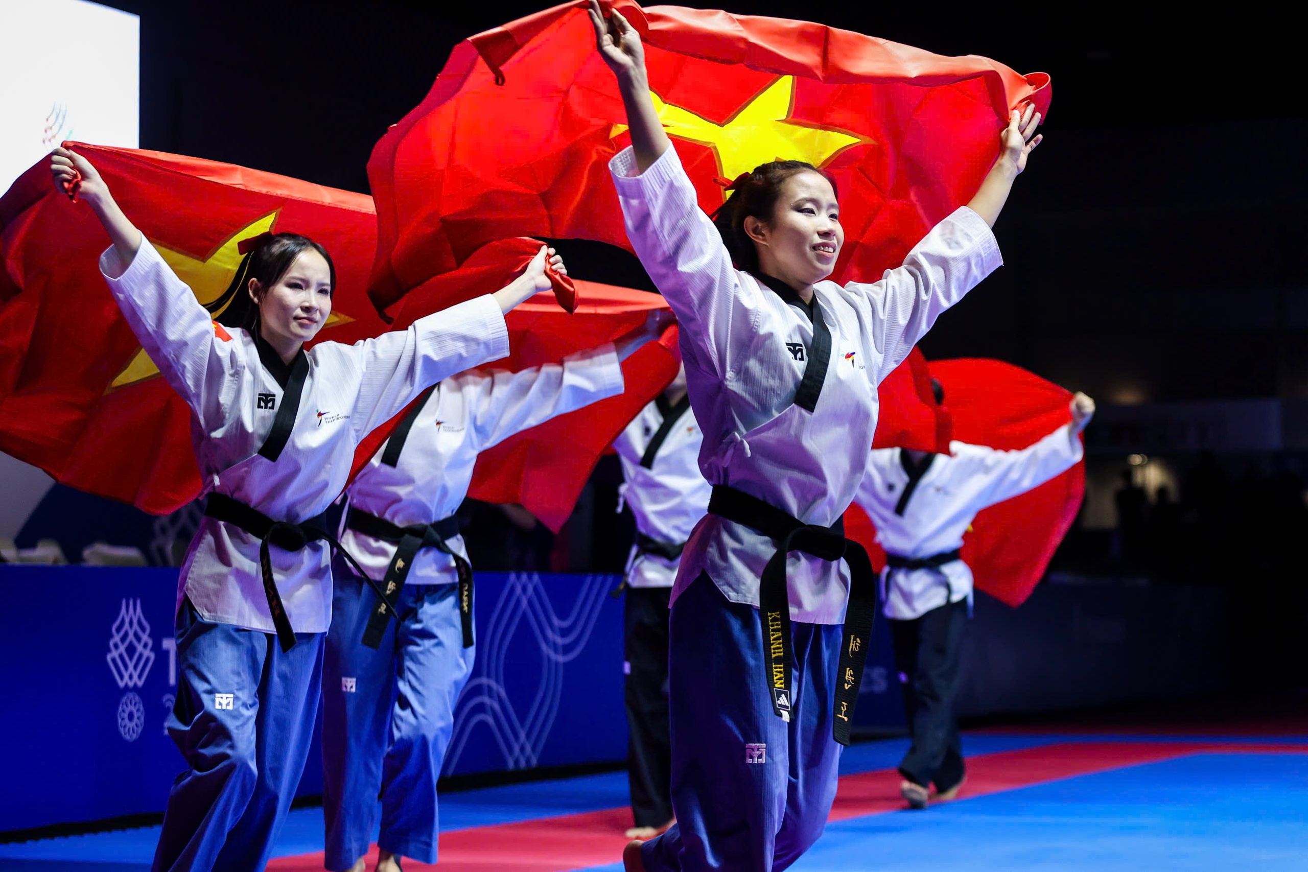 Ung kämpe brister i gråt efter att ha vunnit guld i taekwondo: En dag full av känslor! - Foto 2. Võ sĩ trẻ bật khóc ngon lành sau khi giành vàng taekwondo: Một ngày đầy cung bậc cảm xúc!- Ảnh 2.