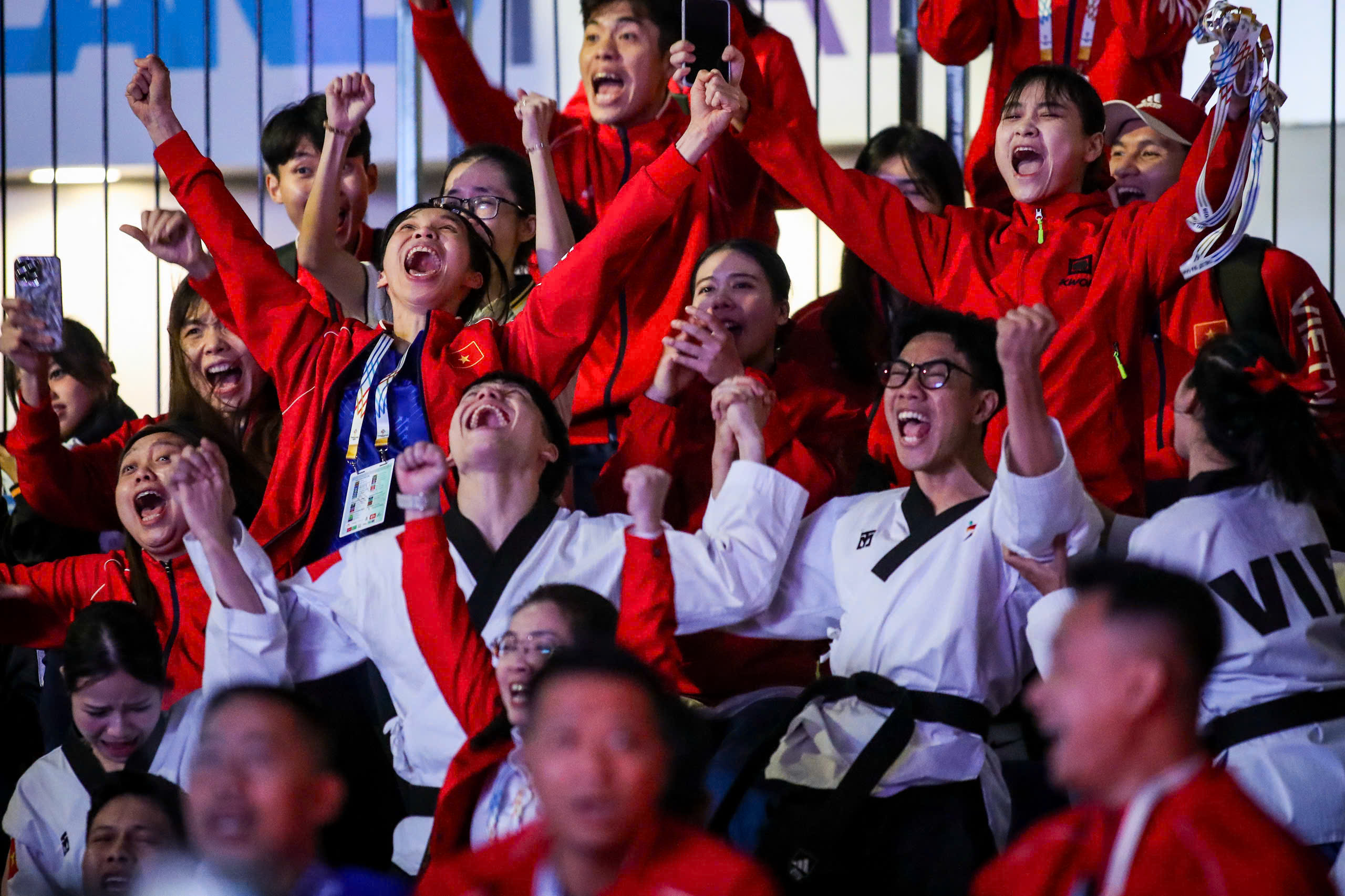 Ung kämpe brister i gråt efter att ha vunnit guld i taekwondo: En dag full av känslor! - Foto 7. Võ sĩ trẻ bật khóc ngon lành sau khi giành vàng taekwondo: Một ngày đầy cung bậc cảm xúc!- Ảnh 7.