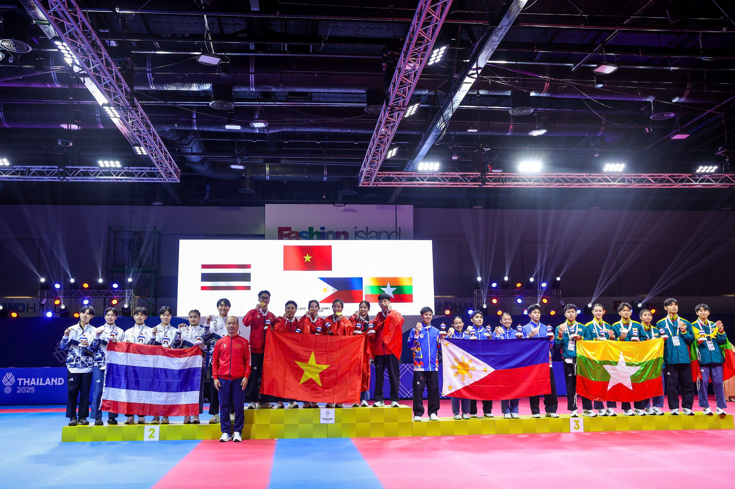 Ung kämpe brister i gråt efter att ha vunnit guld i taekwondo: En dag full av känslor! - Foto 8. Võ sĩ trẻ bật khóc ngon lành sau khi giành vàng taekwondo: Một ngày đầy cung bậc cảm xúc!- Ảnh 8.