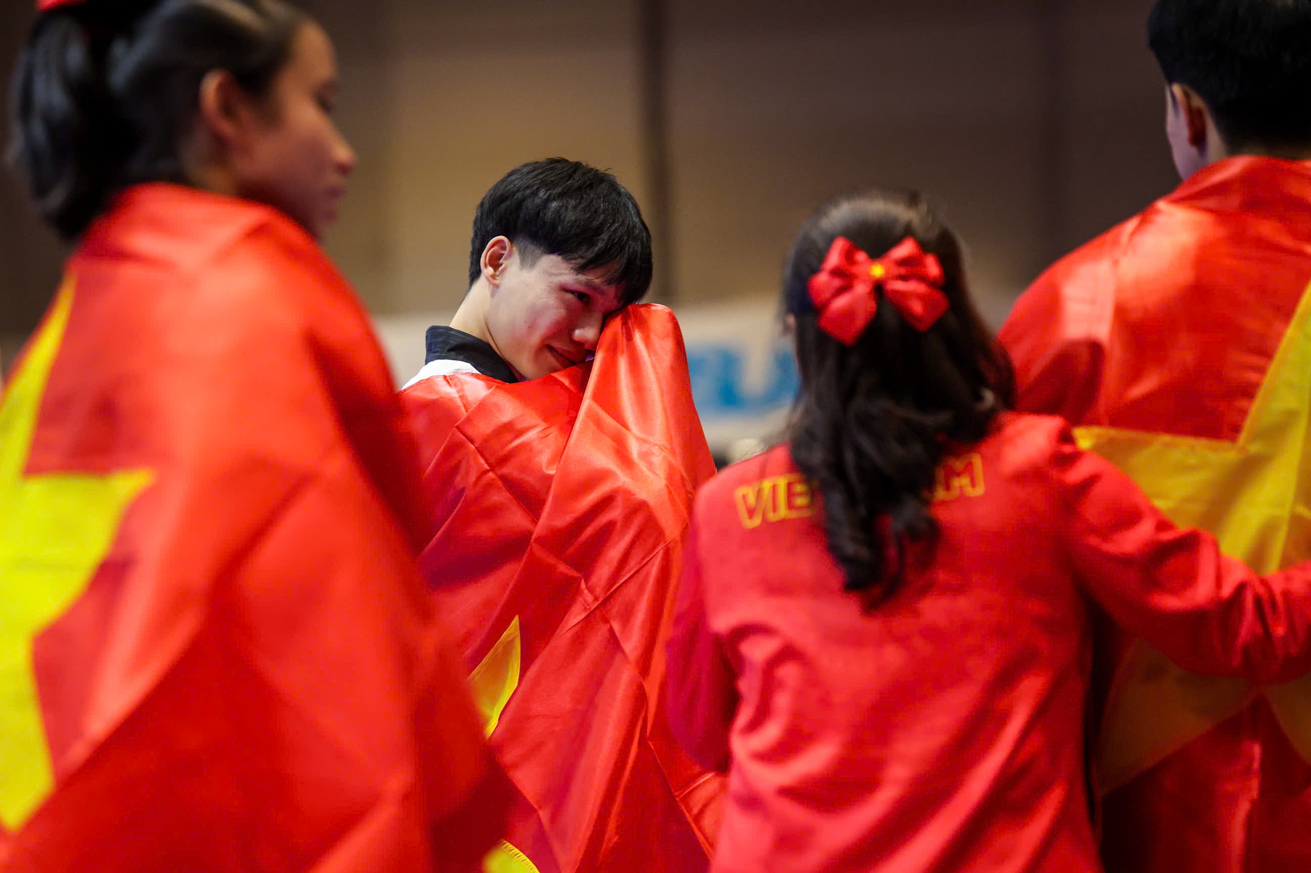 Ung kämpe brister i gråt efter att ha vunnit guld i taekwondo: En dag full av känslor! - Foto 1. Võ sĩ trẻ bật khóc ngon lành sau khi giành vàng taekwondo: Một ngày đầy cung bậc cảm xúc!- Ảnh 1.