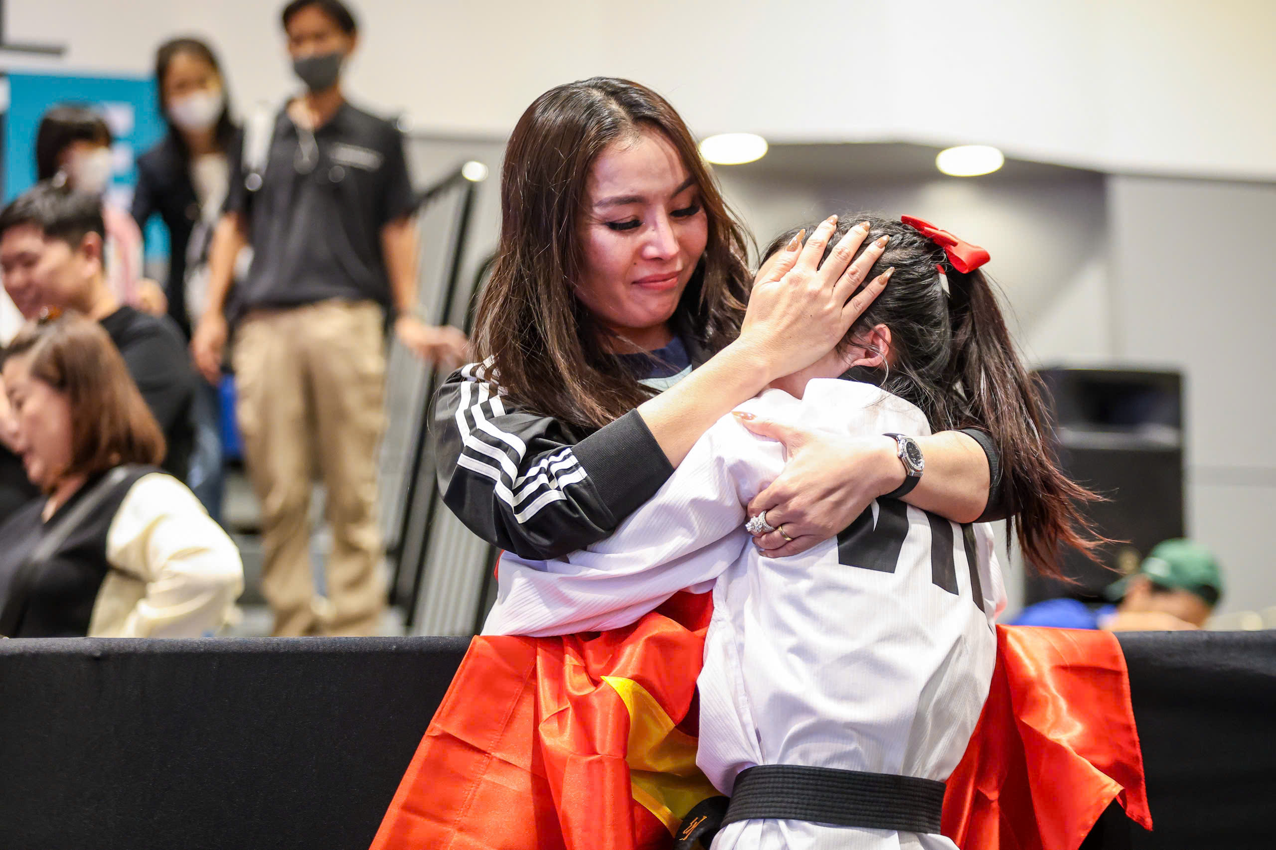 Ung kämpe brister i gråt efter att ha vunnit guld i taekwondo: En dag full av känslor! - Foto 13. Võ sĩ trẻ bật khóc ngon lành sau khi giành vàng taekwondo: Một ngày đầy cung bậc cảm xúc!- Ảnh 13.
