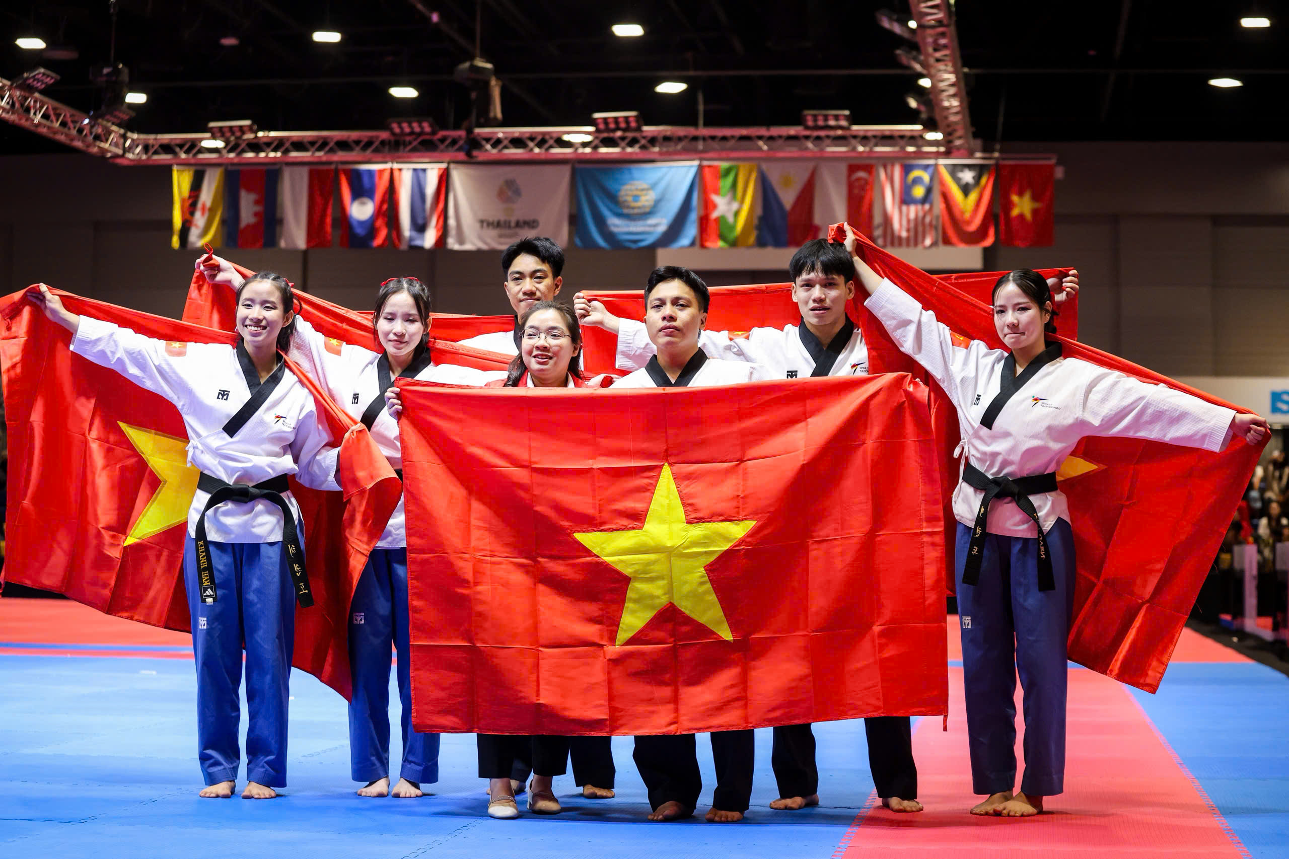 Ung kämpe brister i gråt efter att ha vunnit guld i taekwondo: En dag full av känslor! - Foto 11. Võ sĩ trẻ bật khóc ngon lành sau khi giành vàng taekwondo: Một ngày đầy cung bậc cảm xúc!- Ảnh 11.