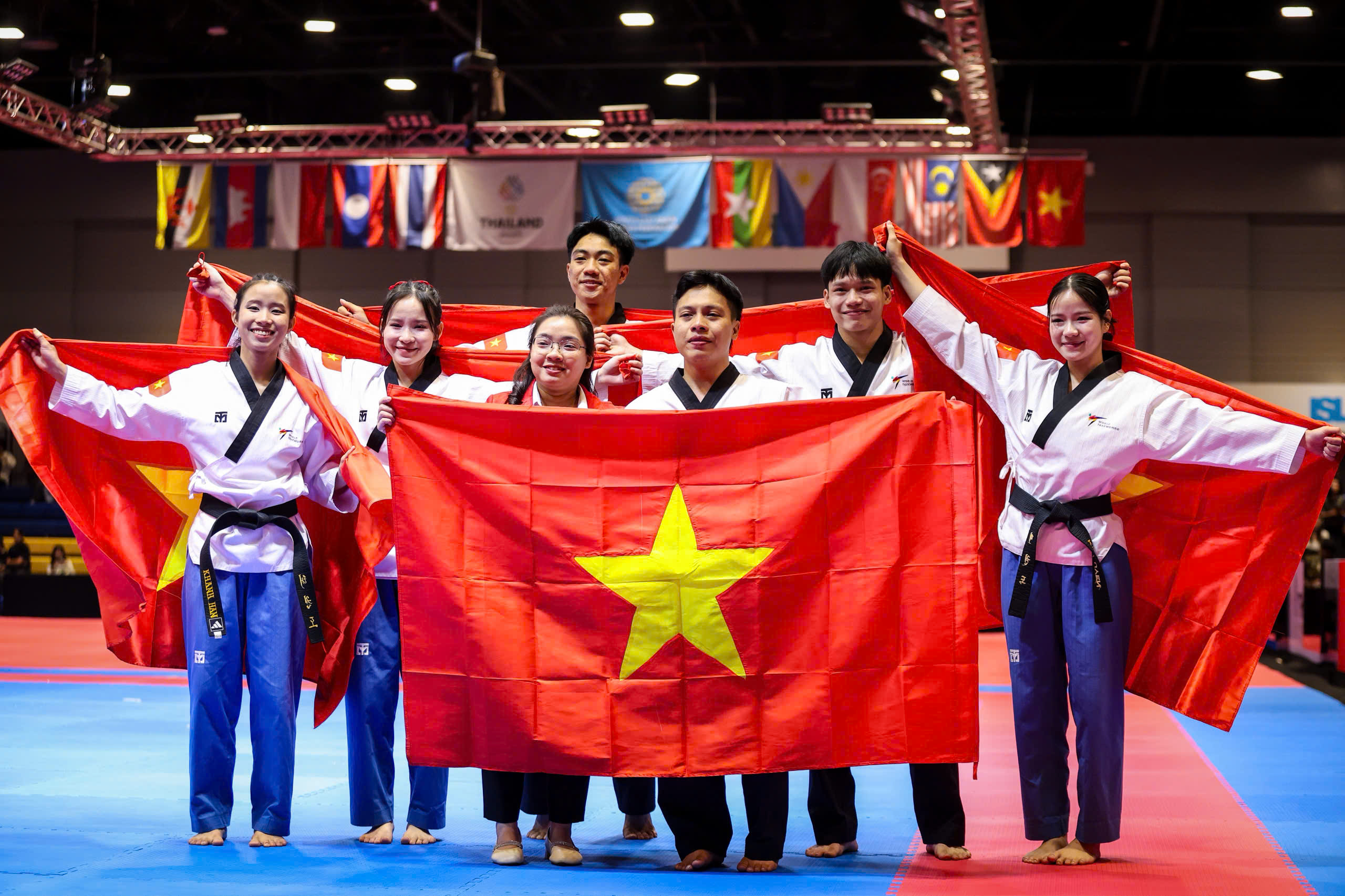 Ung kämpe brister i gråt efter att ha vunnit guld i taekwondo: En dag full av känslor! - Foto 9. Võ sĩ trẻ bật khóc ngon lành sau khi giành vàng taekwondo: Một ngày đầy cung bậc cảm xúc!- Ảnh 9.