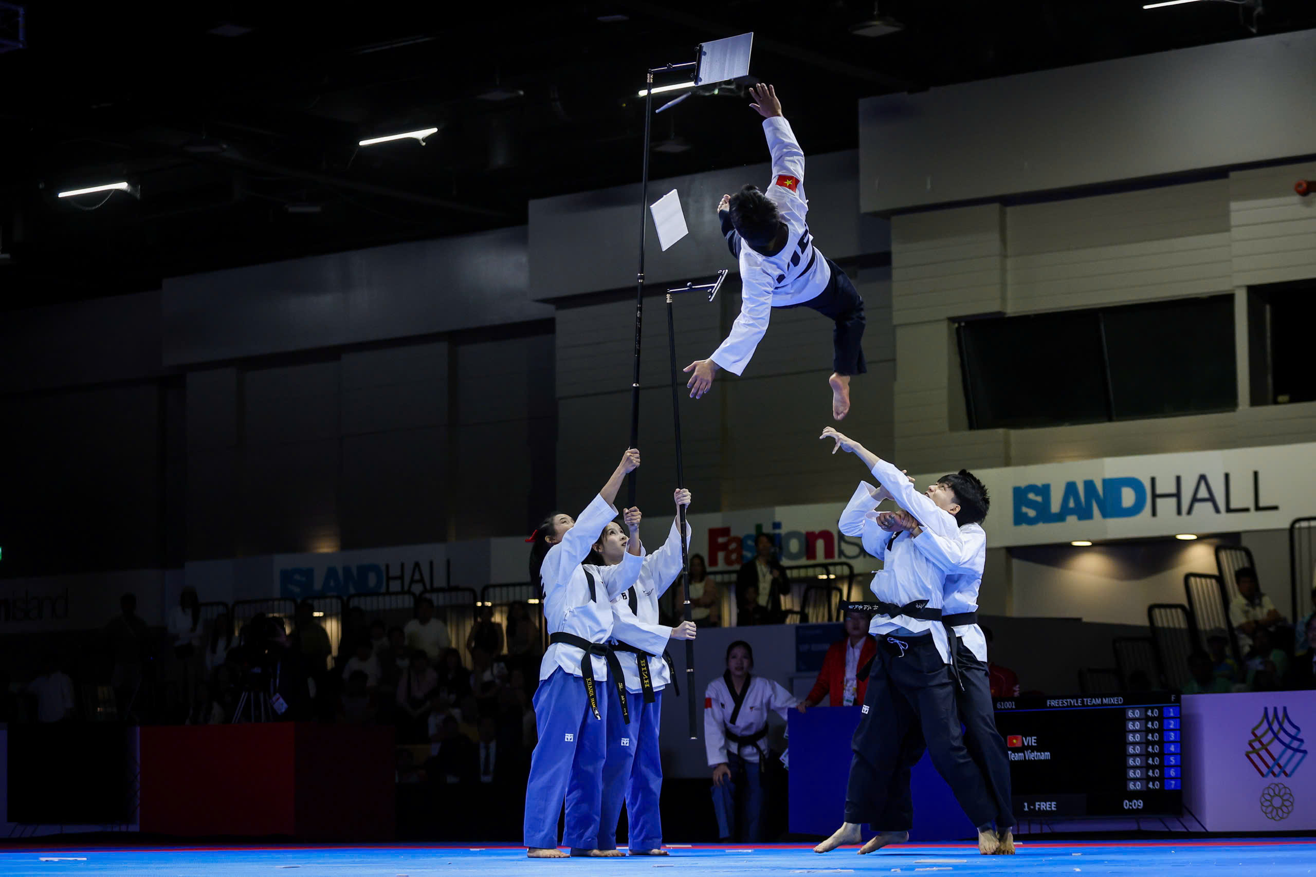 Ung kämpe brister i gråt efter att ha vunnit guld i taekwondo: En dag full av känslor! - Foto 3. Võ sĩ trẻ bật khóc ngon lành sau khi giành vàng taekwondo: Một ngày đầy cung bậc cảm xúc!- Ảnh 3.