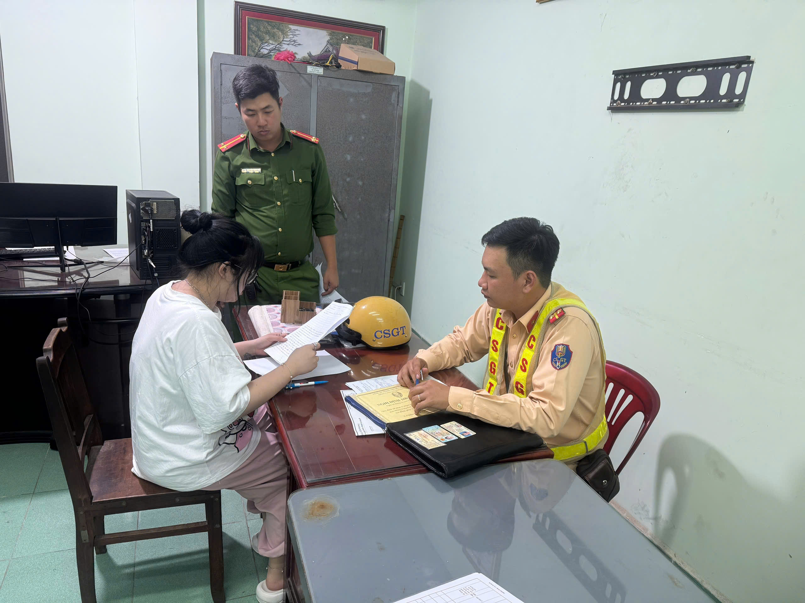 Vụ cô gái buông cả 2 tay khi lái xe: Công an TP.HCM tịch thu xe Vespa - Ảnh 2.