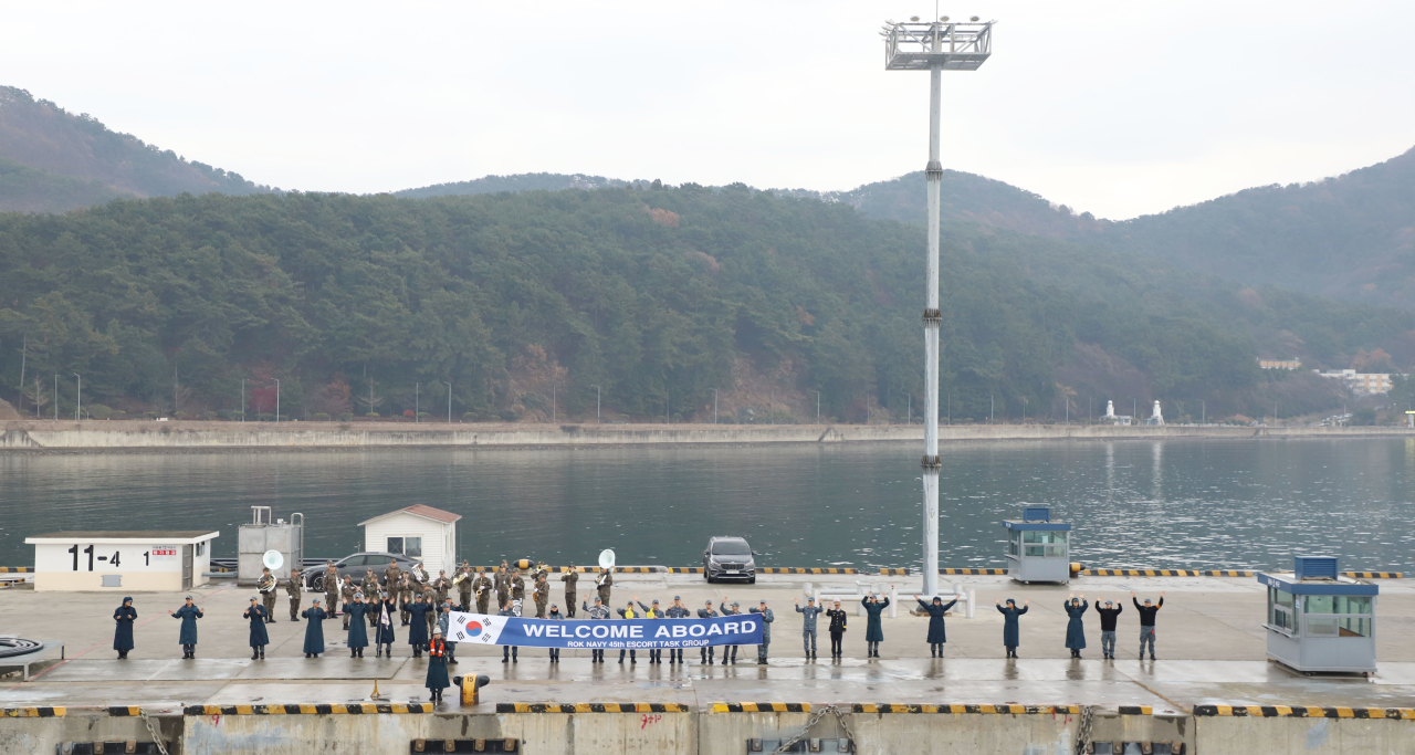 Tàu hộ vệ tên lửa 015 Trần Hưng Đạo cập cảng Jinhae, bắt đầu thăm Hàn Quốc - Ảnh 3.