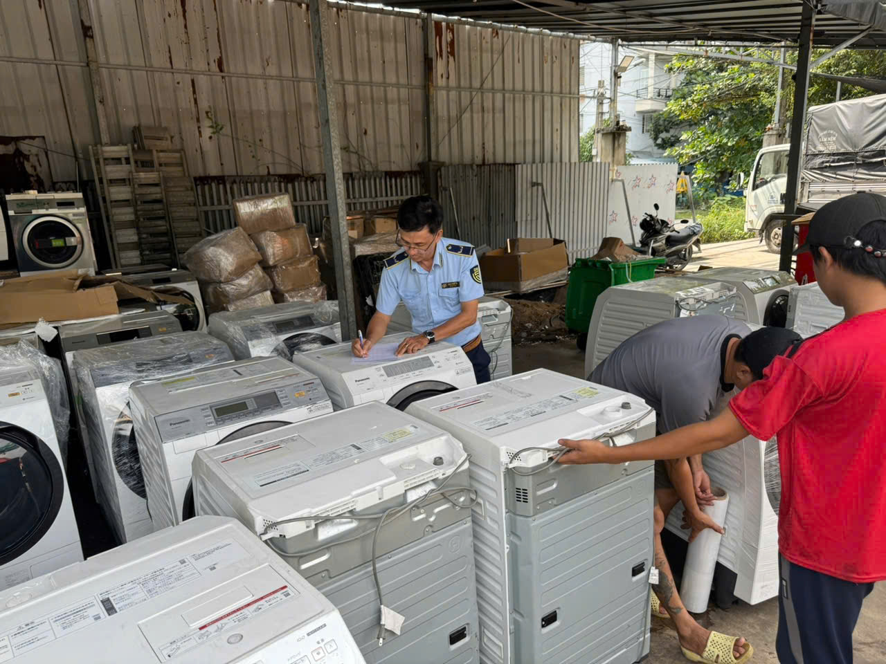 Cuối năm, hàng giả lại 'rần rần' đổ bộ- Ảnh 1. Cuối năm, hàng giả lại 'rần rần' đổ bộ- Ảnh 1.