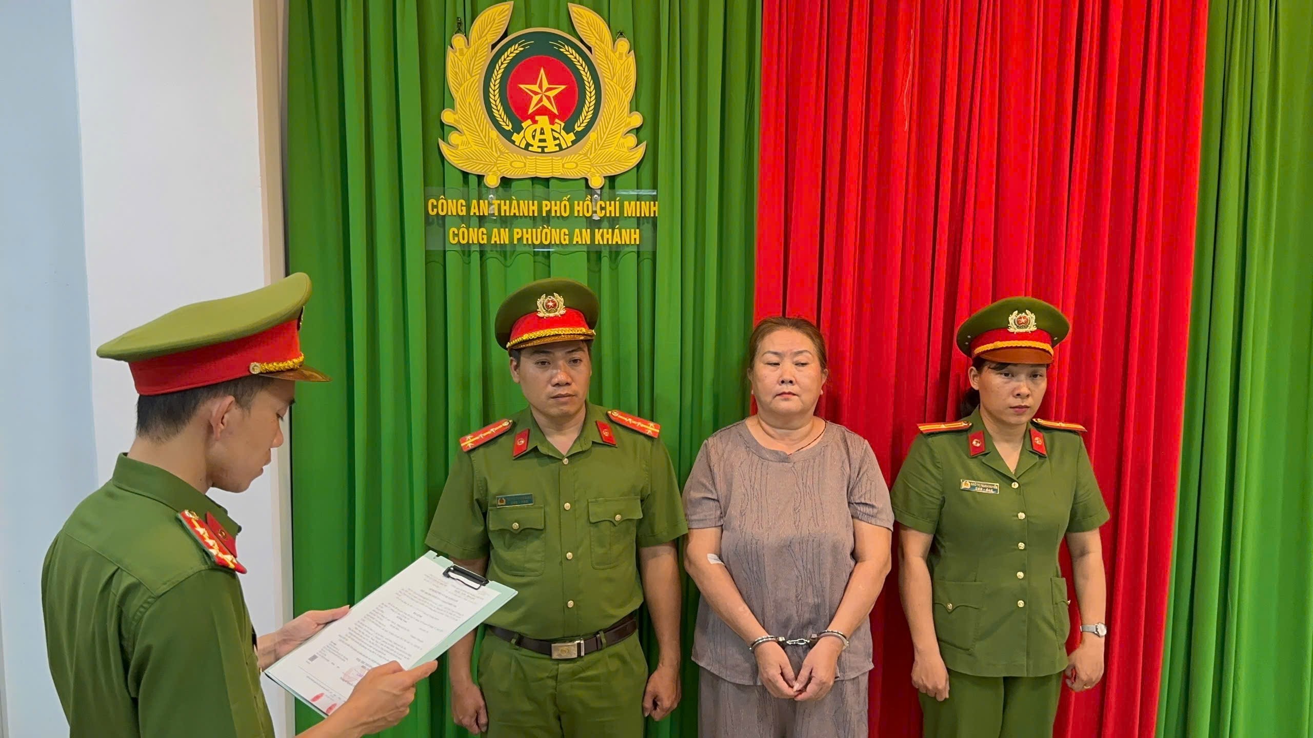 Công an TP.HCM bắt tạm giam người phụ nữ cho đổ chất thải lên đất của mình- Ảnh 1. Công an TP.HCM bắt tạm giam người phụ nữ cho đổ chất thải lên đất của mình- Ảnh 1.