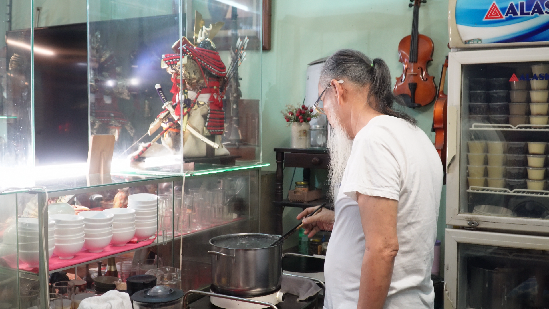 Quán chè “có nhạc” của ông chủ 70 tuổi mê nhạc cụ, búp bê - Ảnh 1.