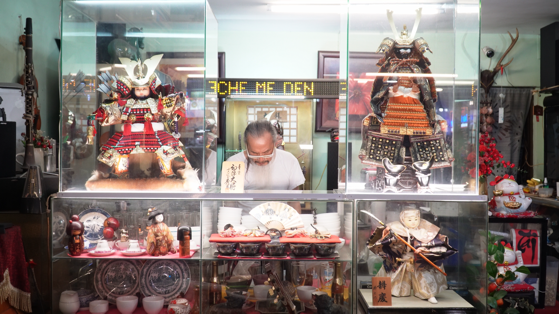 Quán chè “có nhạc” của ông chủ 70 tuổi mê nhạc cụ, búp bê - Ảnh 2.