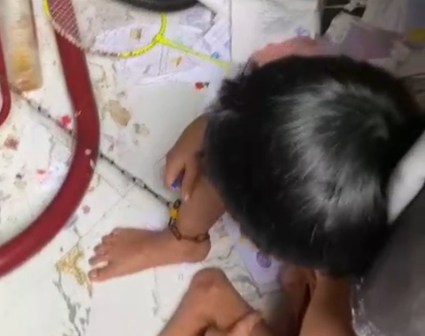 Công an thông tin vụ người cha xích chân 2 con nhỏ - Ảnh 1.