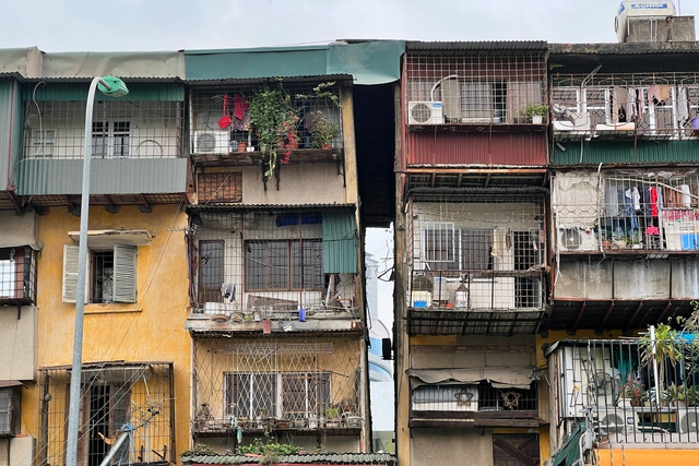 Từ ngày mai, Hà Nội được cưỡng chế cải tạo chung cư cũ- Ảnh 2.