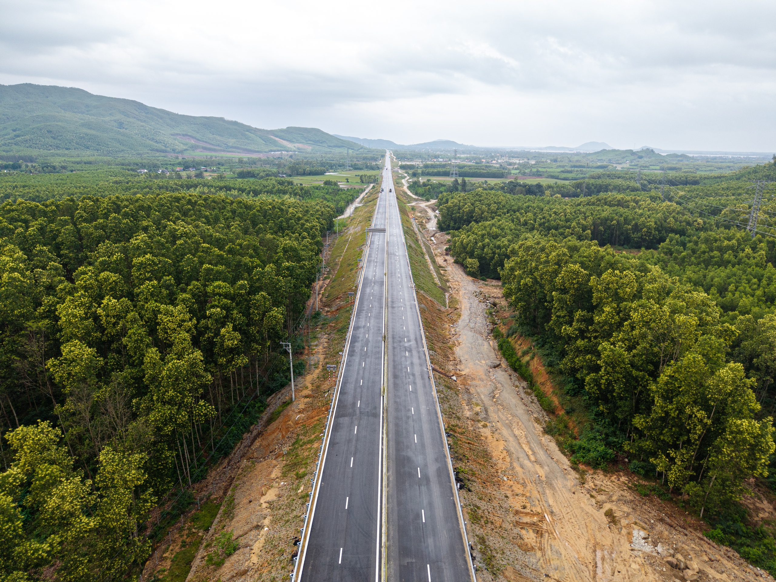 Formen på motorvägen Quang Ngai - Hoai Nhon före invigningen den 19 december - Foto 4.