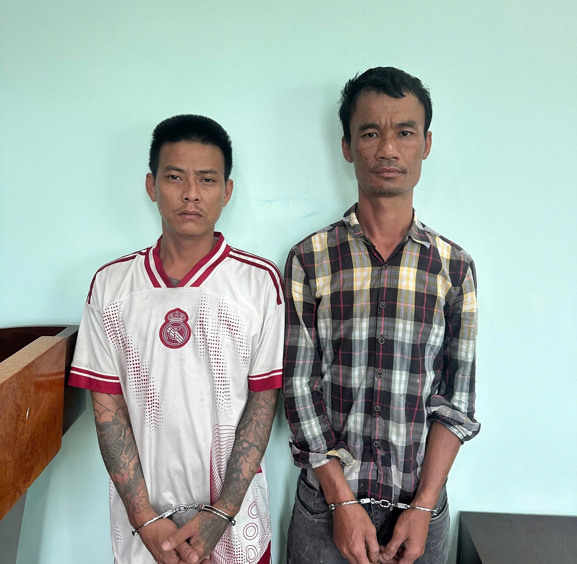 Đi 'dằn mặt' giúp gia đình bạn, cả 2 cùng bị Công an TP.HCM bắt- Ảnh 2. Đi 'dằn mặt' giúp gia đình bạn, cả 2 cùng bị Công an TP.HCM bắt- Ảnh 2.