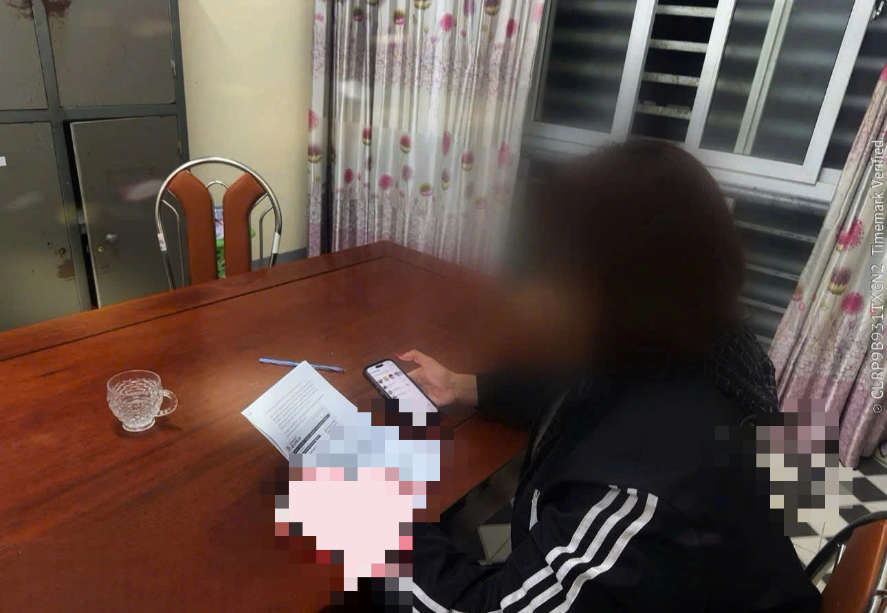 Người phụ nữ bị người tình dọa tung ảnh 'nóng', ép chuyển 4 tỉ đồng - Ảnh 1.