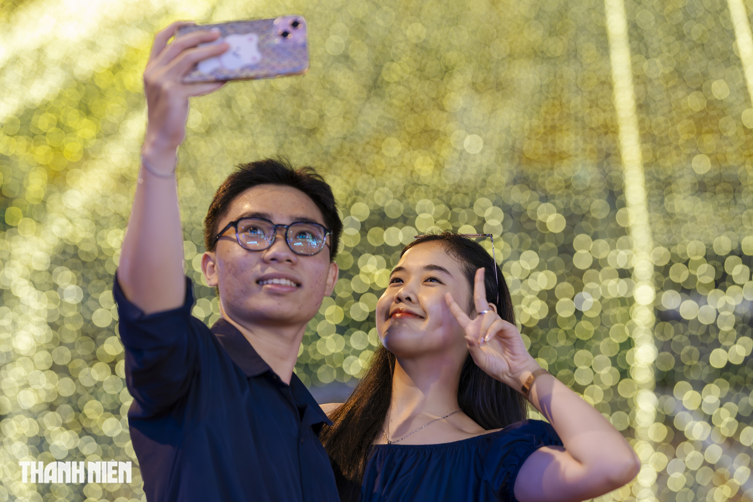 Nhà thờ Đức Bà lên đèn đến 2 giờ sáng, người dân TP.HCM nô nức check-in - Ảnh 4.