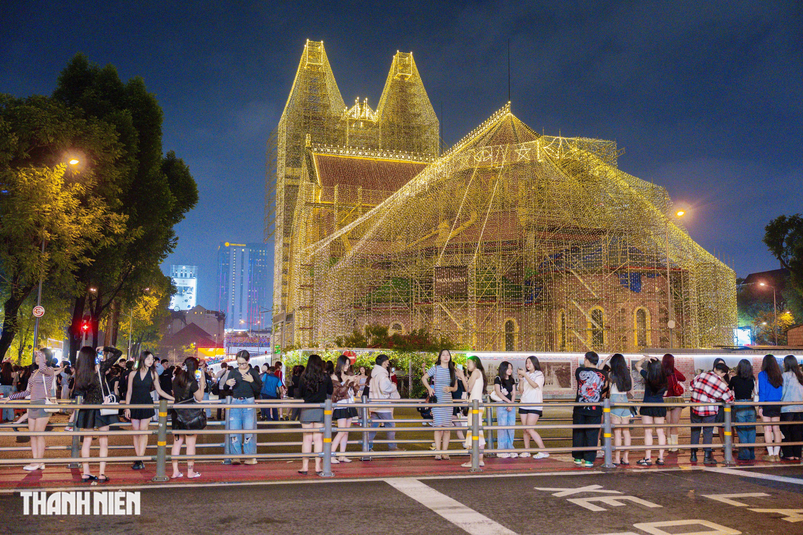 Nhà thờ Đức Bà lên đèn đến 2 giờ sáng, người dân TP.HCM nô nức check-in - Ảnh 1.