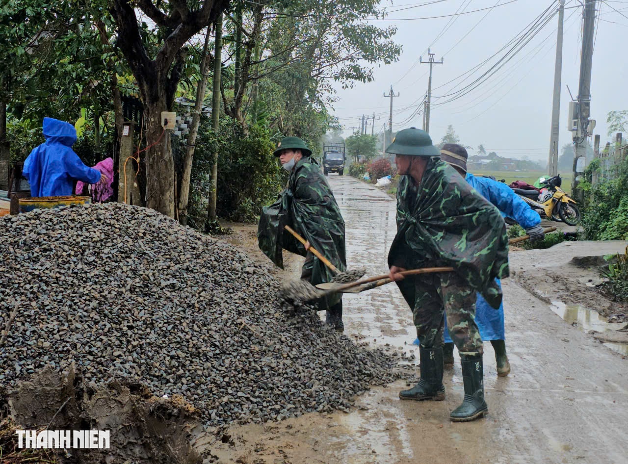 Bộ đội dầm mưa xây nhà cho dân kịp tết 2026 trong Chiến dịch Quang Trung - Ảnh 4. Bộ đội dầm mưa xây nhà cho dân kịp tết 2026 trong Chiến dịch Quang Trung - Ảnh 4.