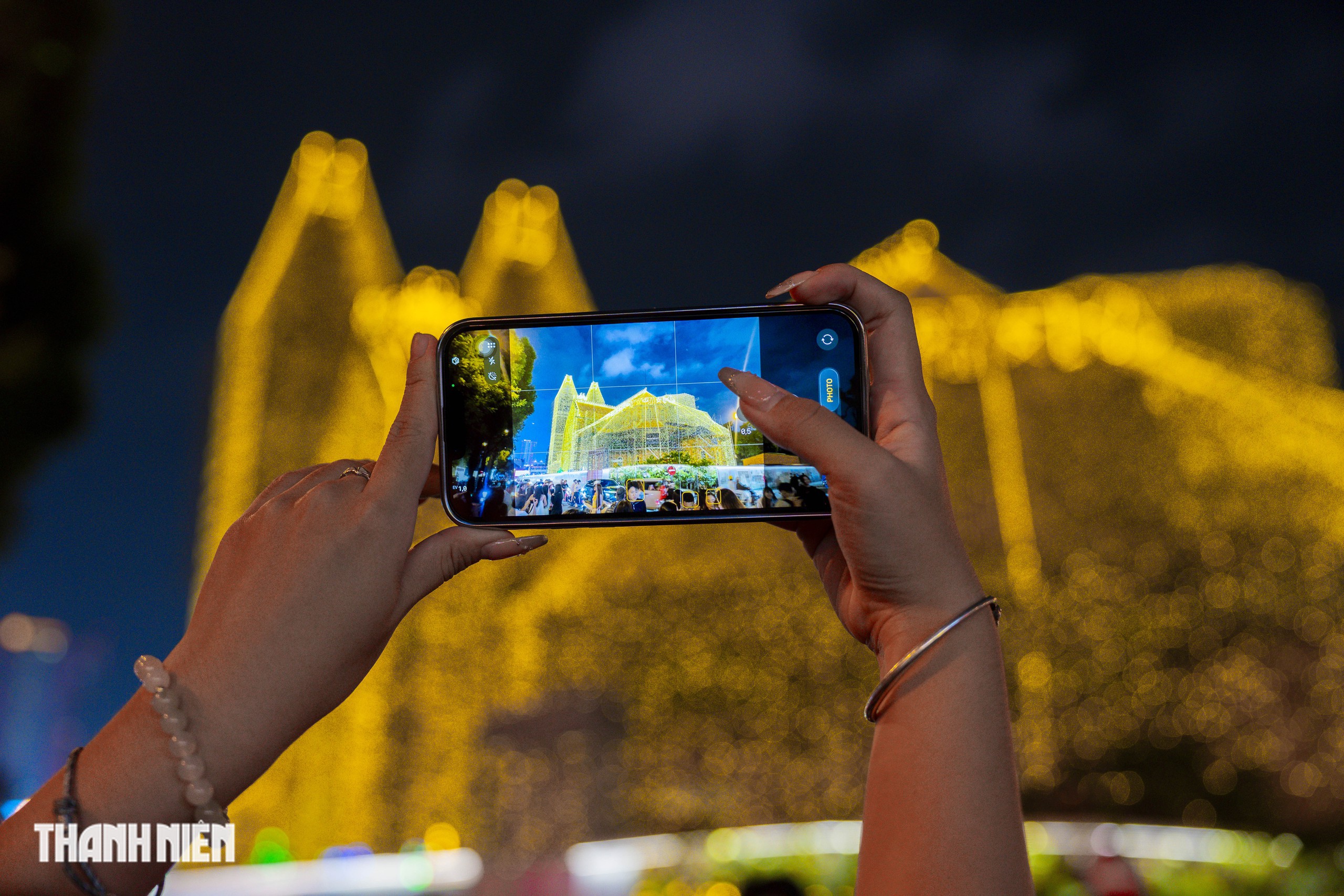 Nhà thờ Đức Bà lên đèn đến 2 giờ sáng, người dân TP.HCM nô nức check-in - Ảnh 5.