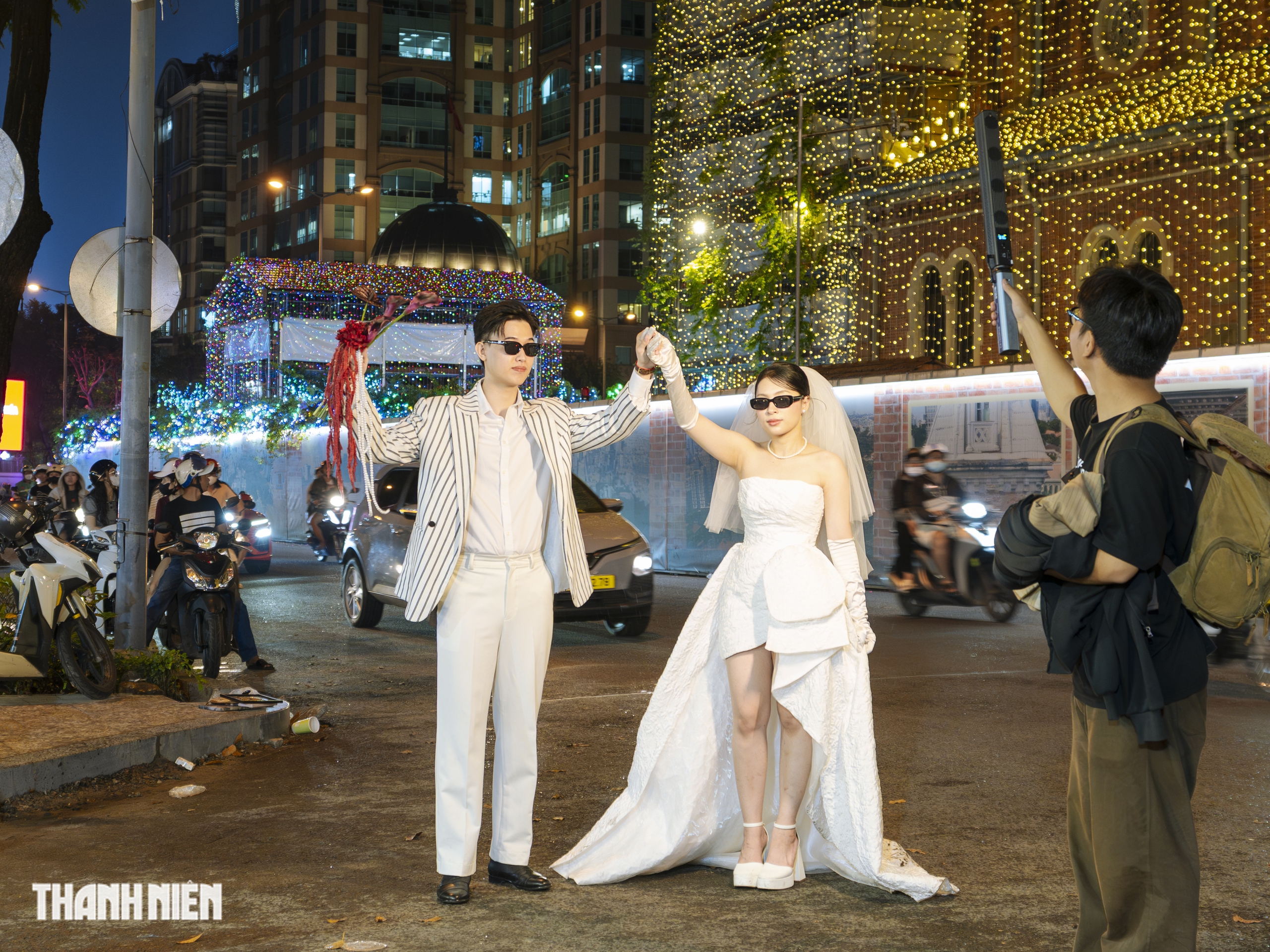 Nhà thờ Đức Bà lên đèn đến 2 giờ sáng, người dân TP.HCM nô nức check-in - Ảnh 3.