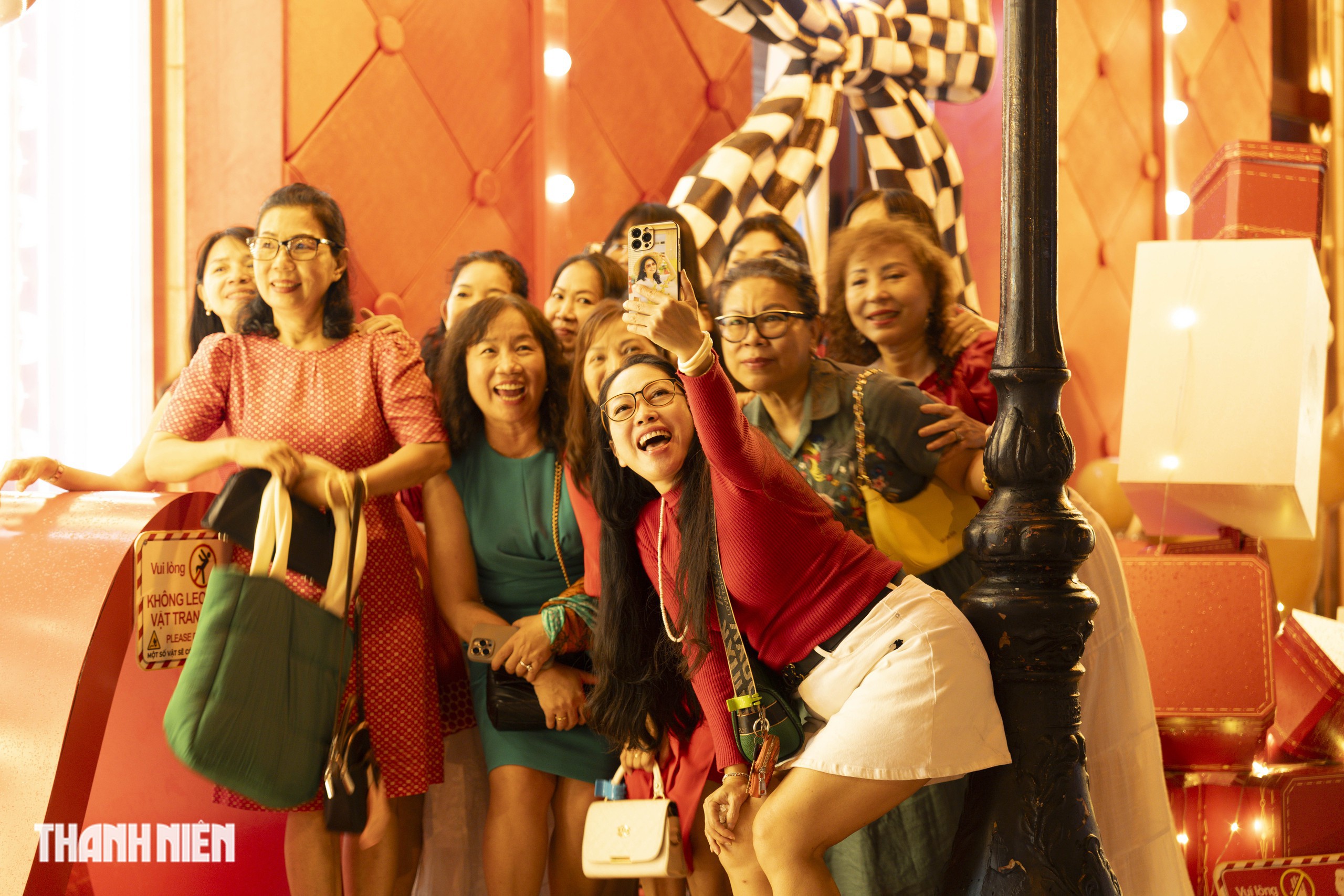 Nhà thờ Đức Bà lên đèn đến 2 giờ sáng, người dân TP.HCM nô nức check-in - Ảnh 6.