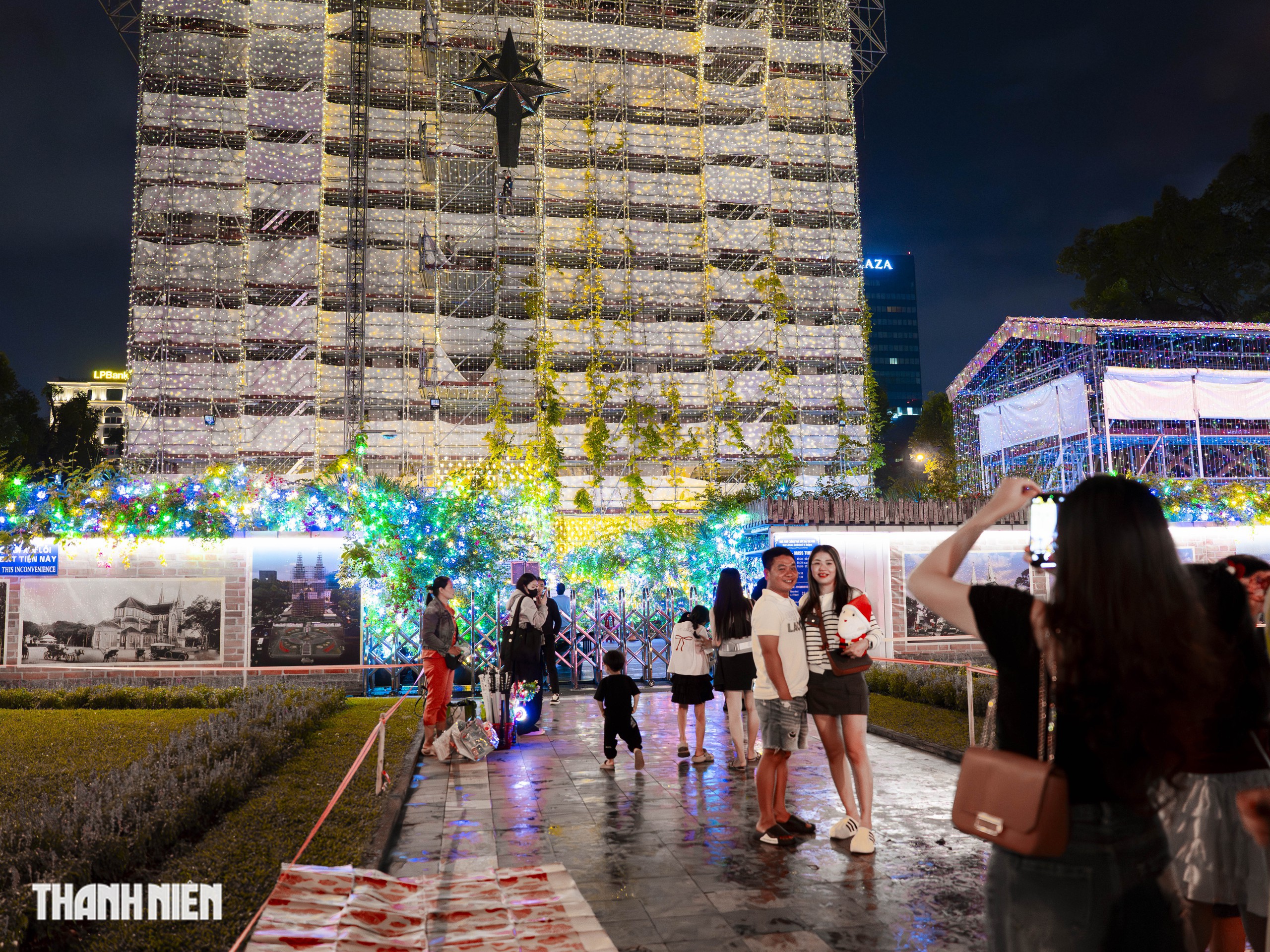 Nhà thờ Đức Bà lên đèn đến 2 giờ sáng, người dân TP.HCM nô nức check-in - Ảnh 2.