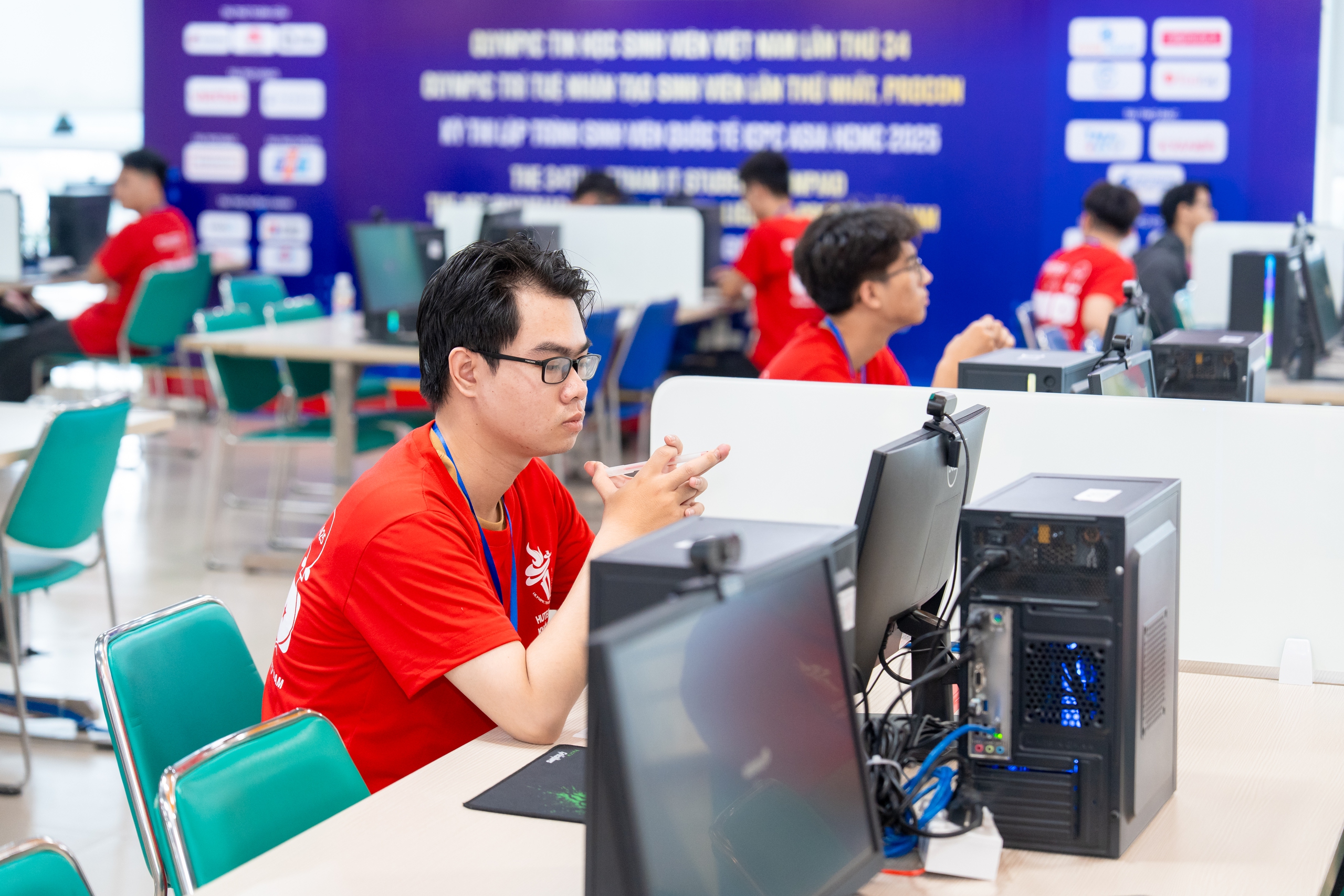 HUTECH đăng cai chuỗi kỳ thi công nghệ 2025, thu hút gần 1.000 sinh viên dự thi - Ảnh 2.