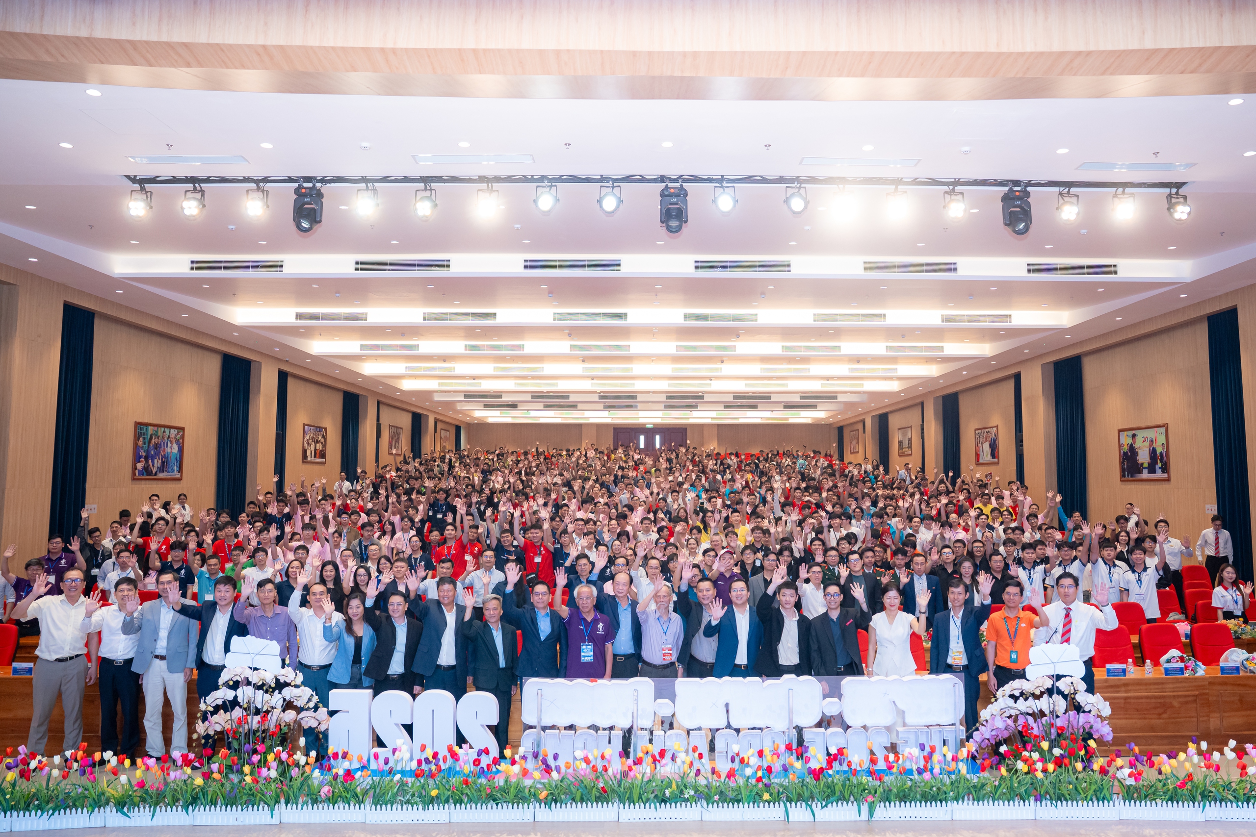 HUTECH đăng cai chuỗi kỳ thi công nghệ 2025, thu hút gần 1.000 sinh viên dự thi - Ảnh 1.