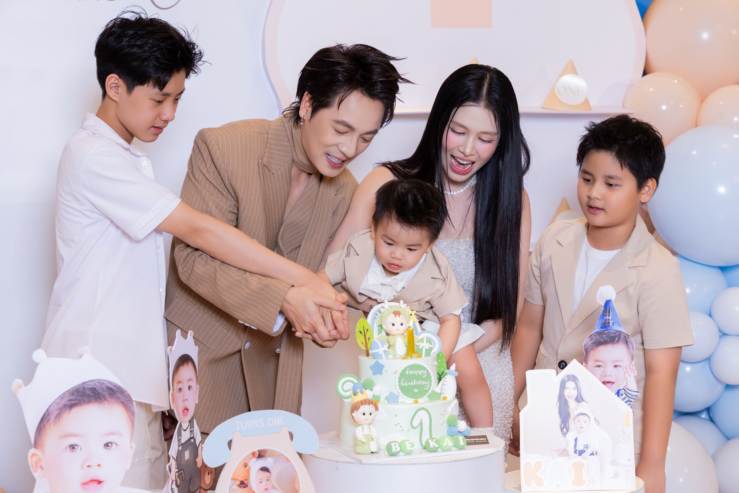 - Ảnh 1. Cựu danh thủ Hồng Sơn đưa vợ kín tiếng đến chúc mừng gia đình Đăng Khôi - Ảnh 1.