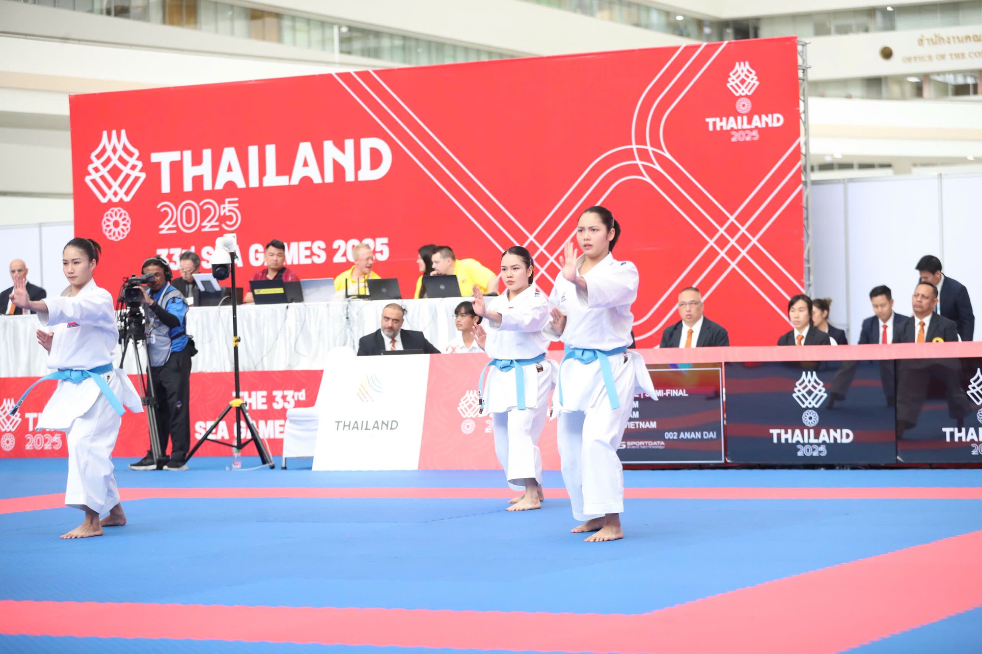 Kata nữ Việt Nam mở hàng vàng cho karate tại SEA Games 33: Ba ‘nàng tiên’ tài sắc vẹn toàn- Ảnh 3.