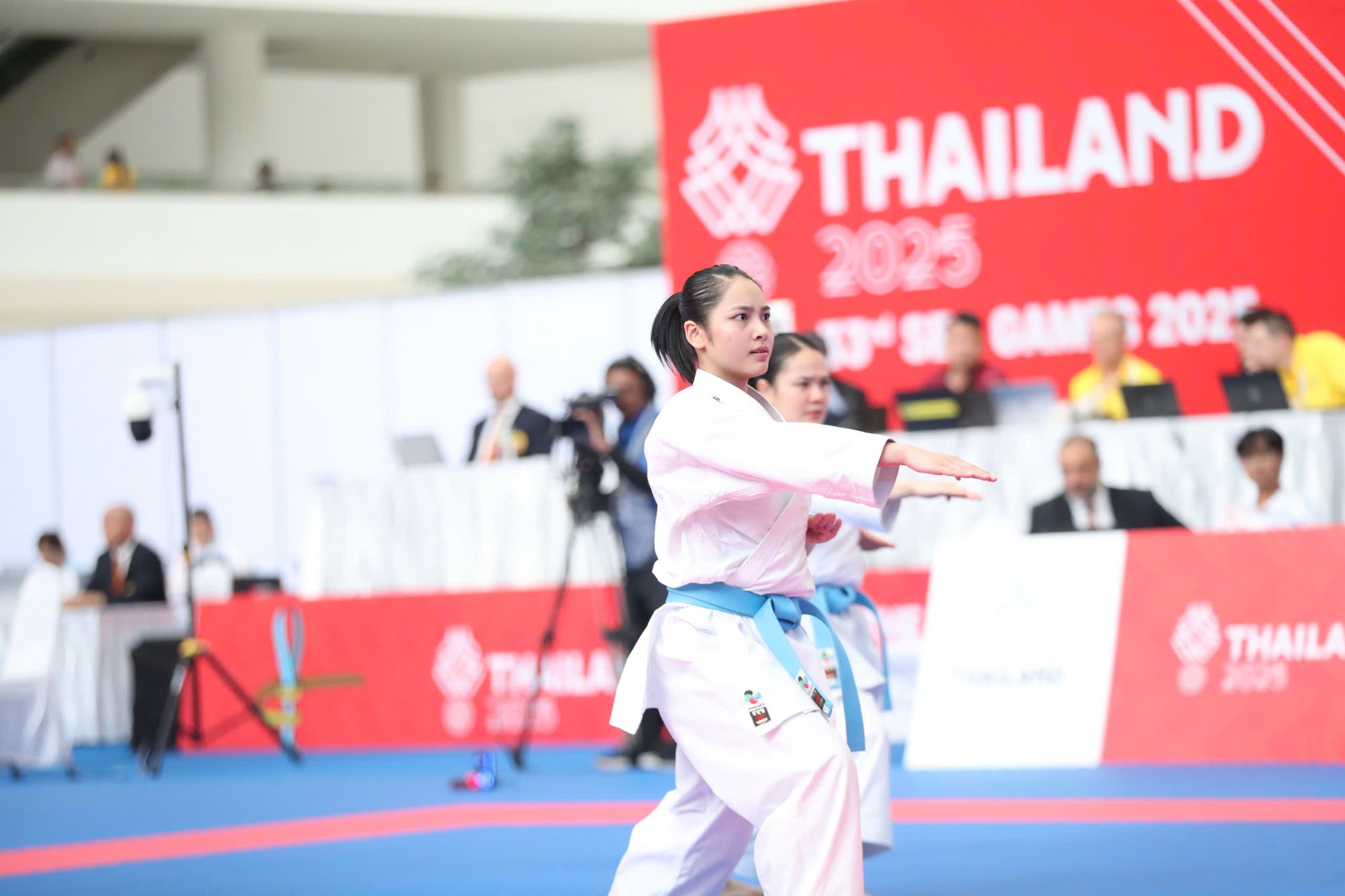 Kata nữ Việt Nam mở hàng vàng cho karate tại SEA Games 33: Ba ‘nàng tiên’ tài sắc vẹn toàn- Ảnh 2.