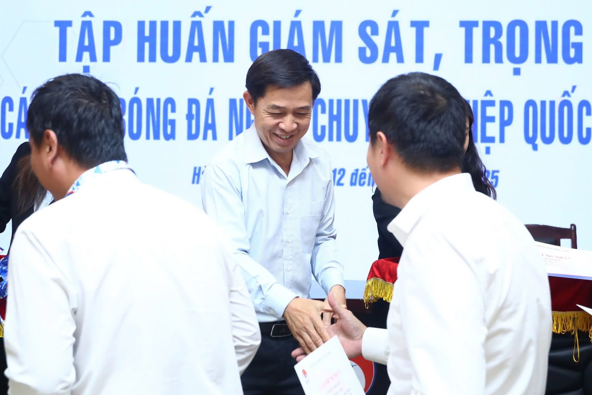 Lần đầu tiên VFF ký hợp đồng với giám sát và trọng tài: Bóng đá Việt Nam chuyên nghiệp- Ảnh 3.