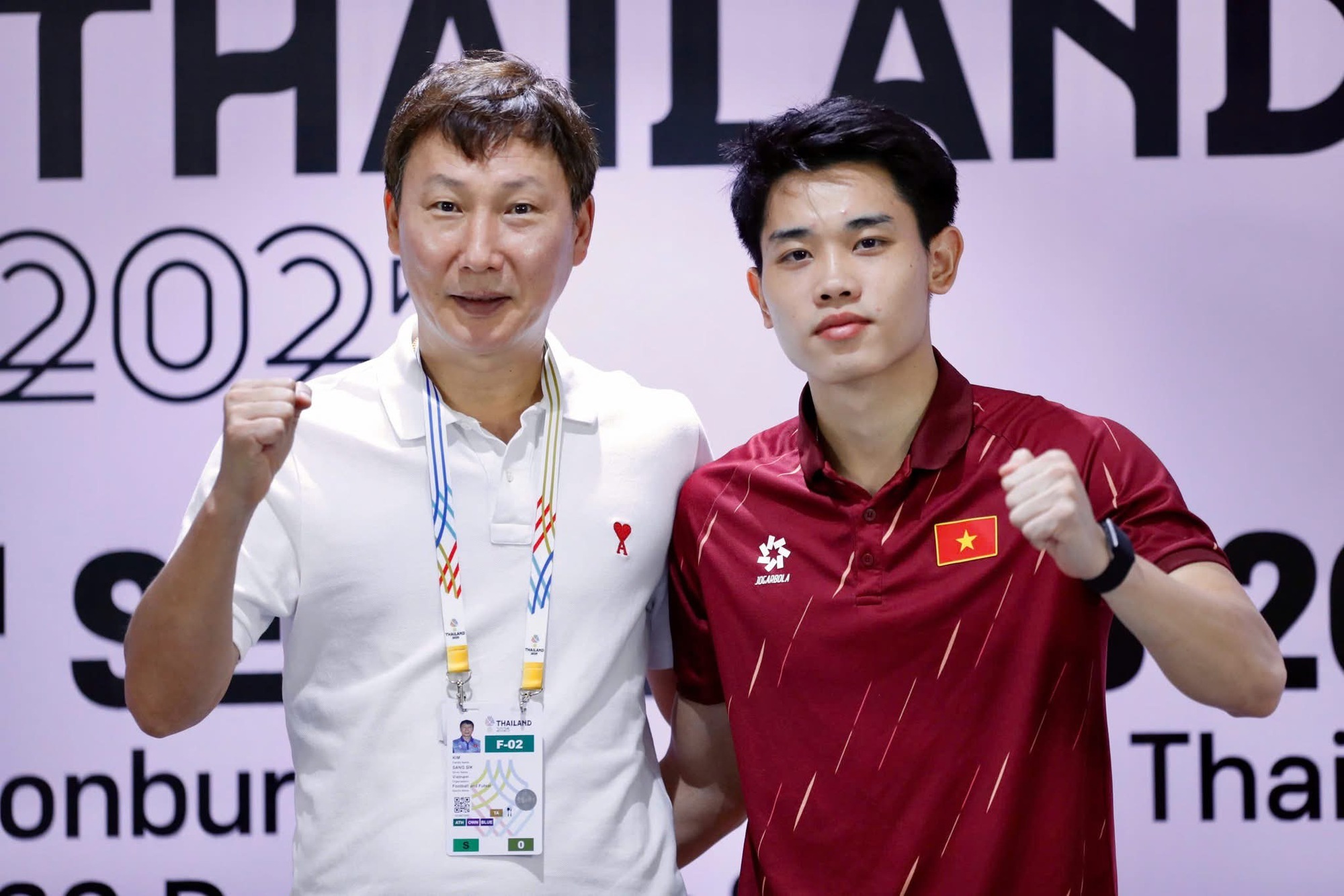 Thủ tướng tặng bằng khen cho HLV Kim Sang-sik và dàn trợ lý U.23 Việt Nam: Tin cực vui trước bán kết- Ảnh 1.