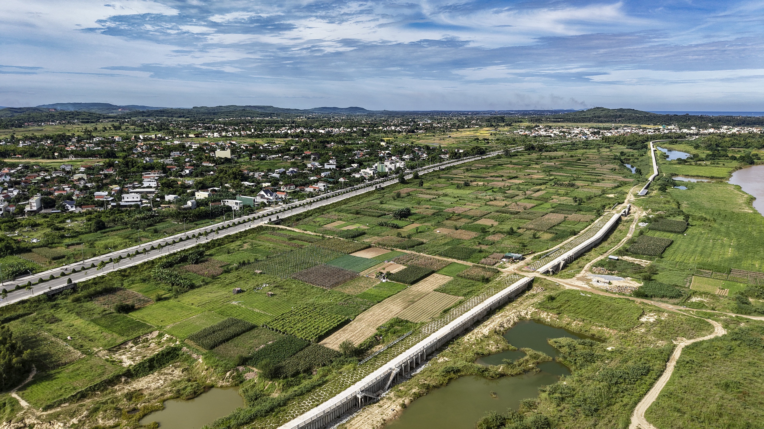 Công an điều tra việc khai thác cát trái phép tại công trình kè ở Quảng Ngãi - Ảnh 2.