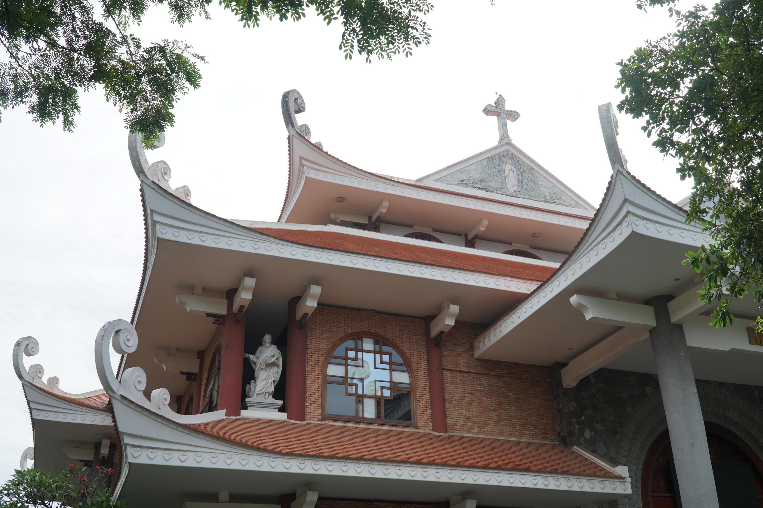 Nh&agrave; thờ kiến tr&uacute;c &Aacute; Đ&ocirc;ng ở Đồng Nai với bảo th&aacute;p 9 tầng độc đ&aacute;o- Ảnh 4.