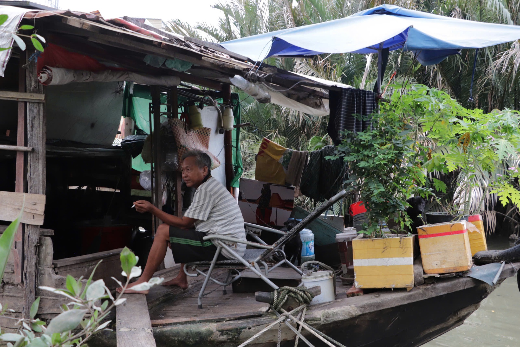Phận đời ven kênh ở TP.HCM: 20 năm lênh đênh sông nước - Ảnh 1.