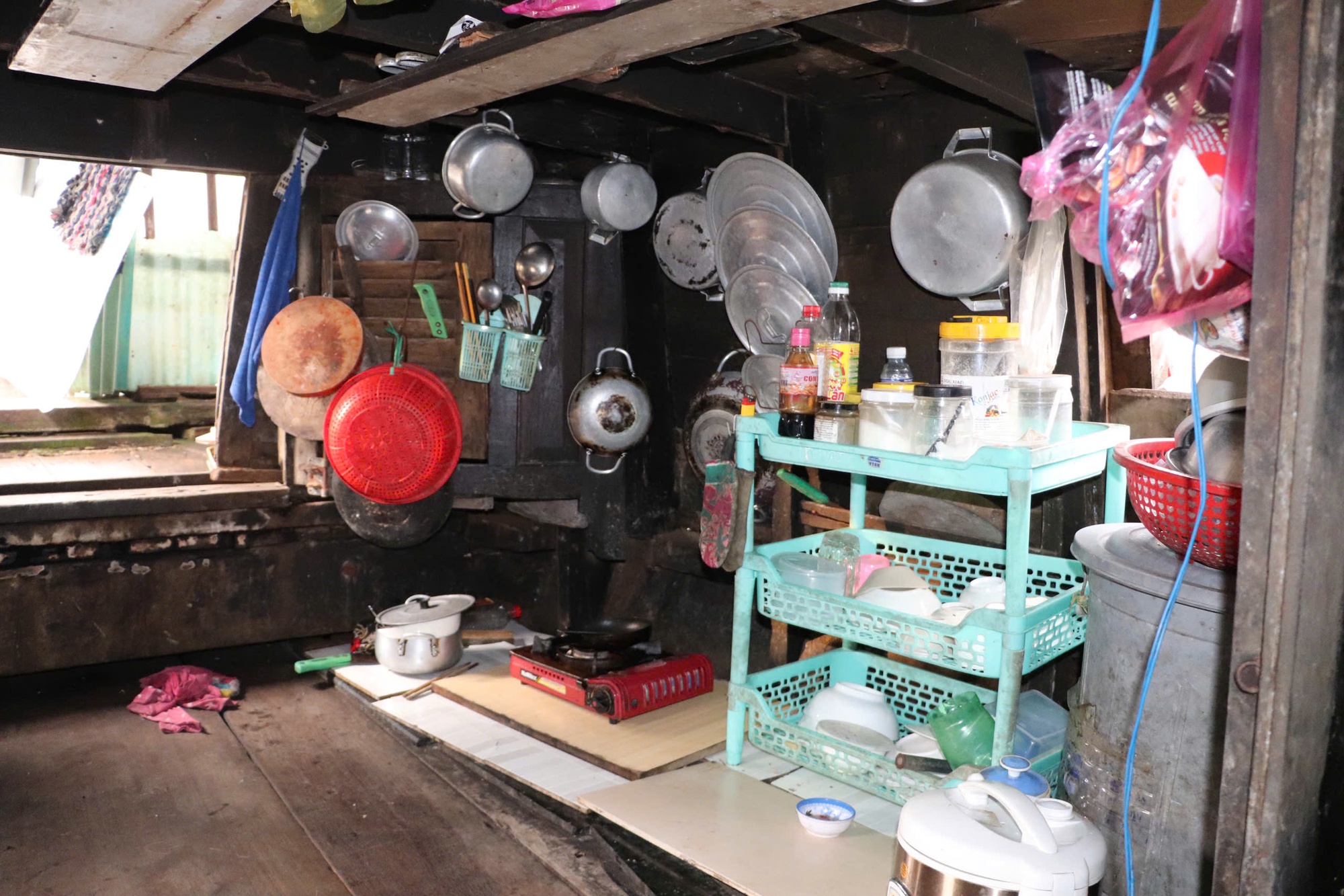 Phận đời ven kênh ở TP.HCM: 20 năm lênh đênh sông nước - Ảnh 2.