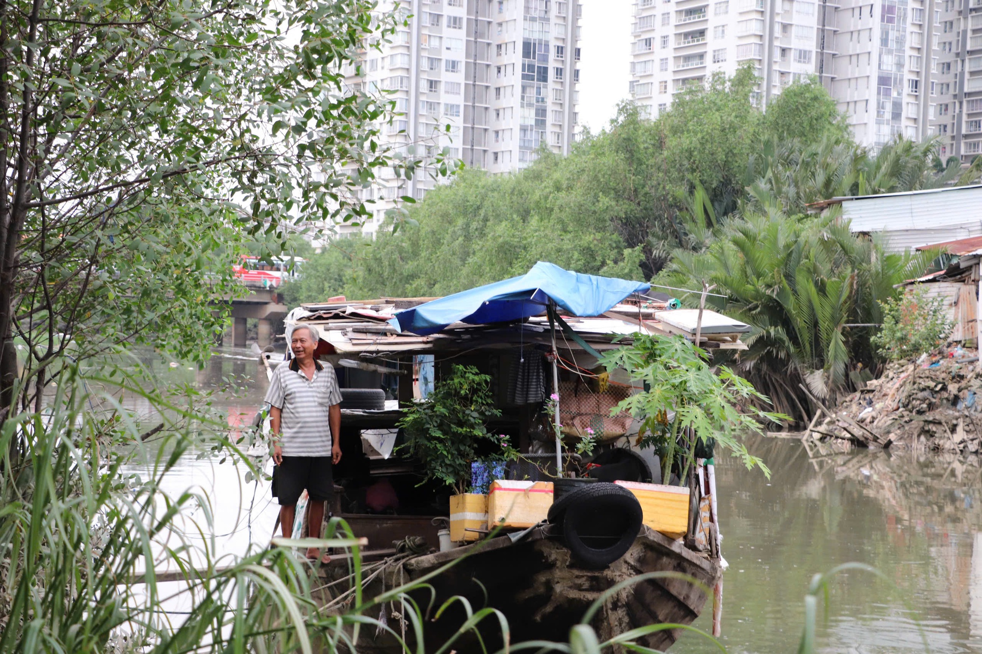Phận đời ven kênh ở TP.HCM: 20 năm lênh đênh sông nước - Ảnh 4.