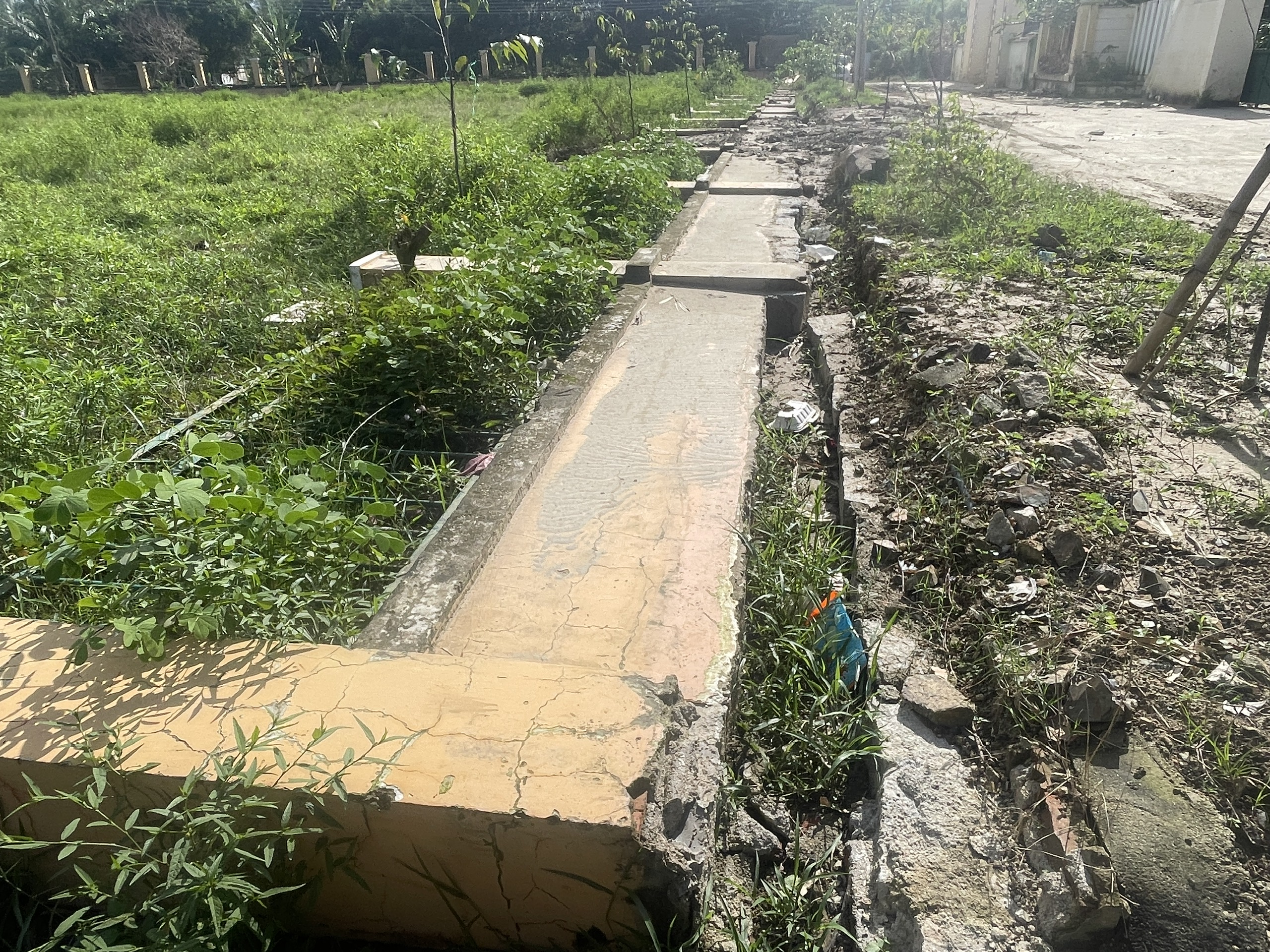 Nhiều công trình ở Nha Trang lộ 'không sắt' sau khi ngã đổ trong lũ- Ảnh 3.