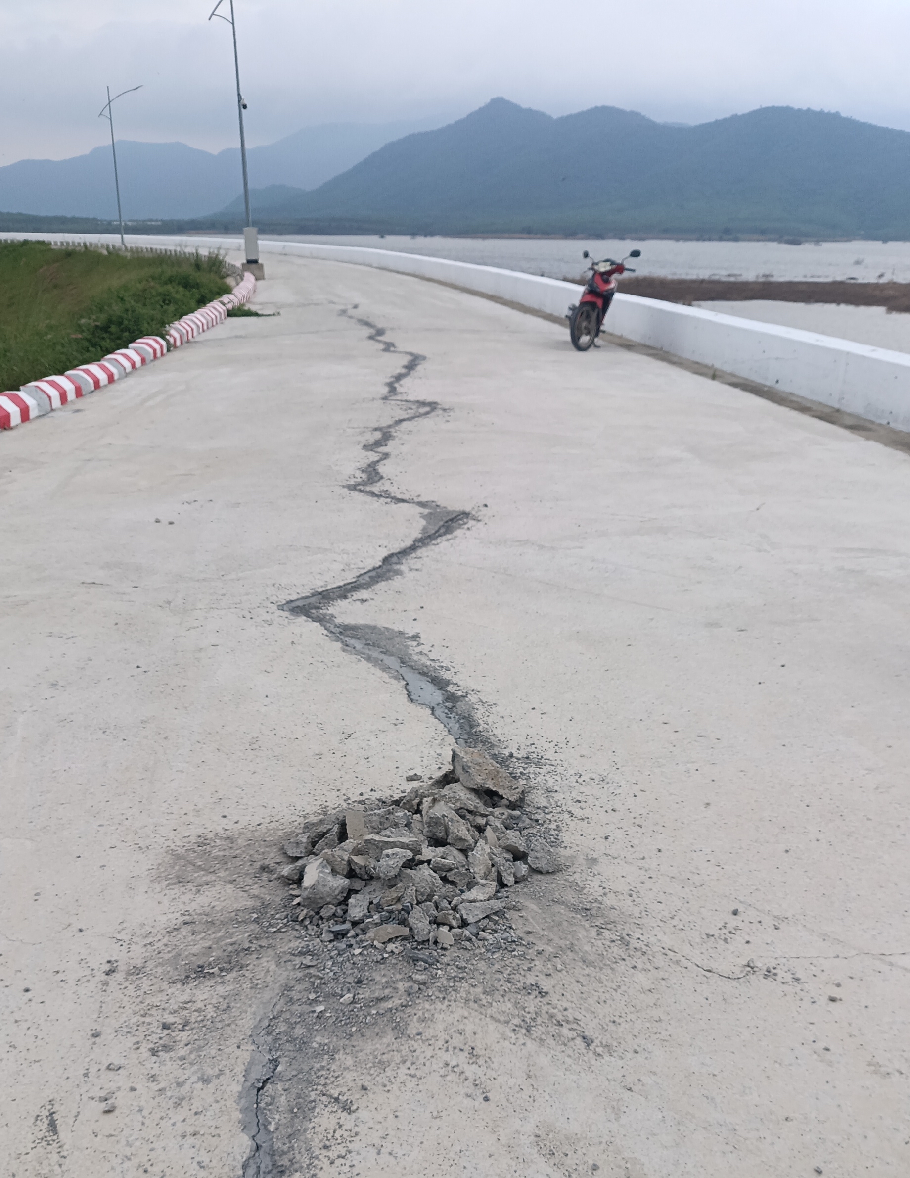 Công an vào cuộc vụ nứt mặt đập hồ chứa nước Sông Than ở Khánh Hòa   - Ảnh 1.