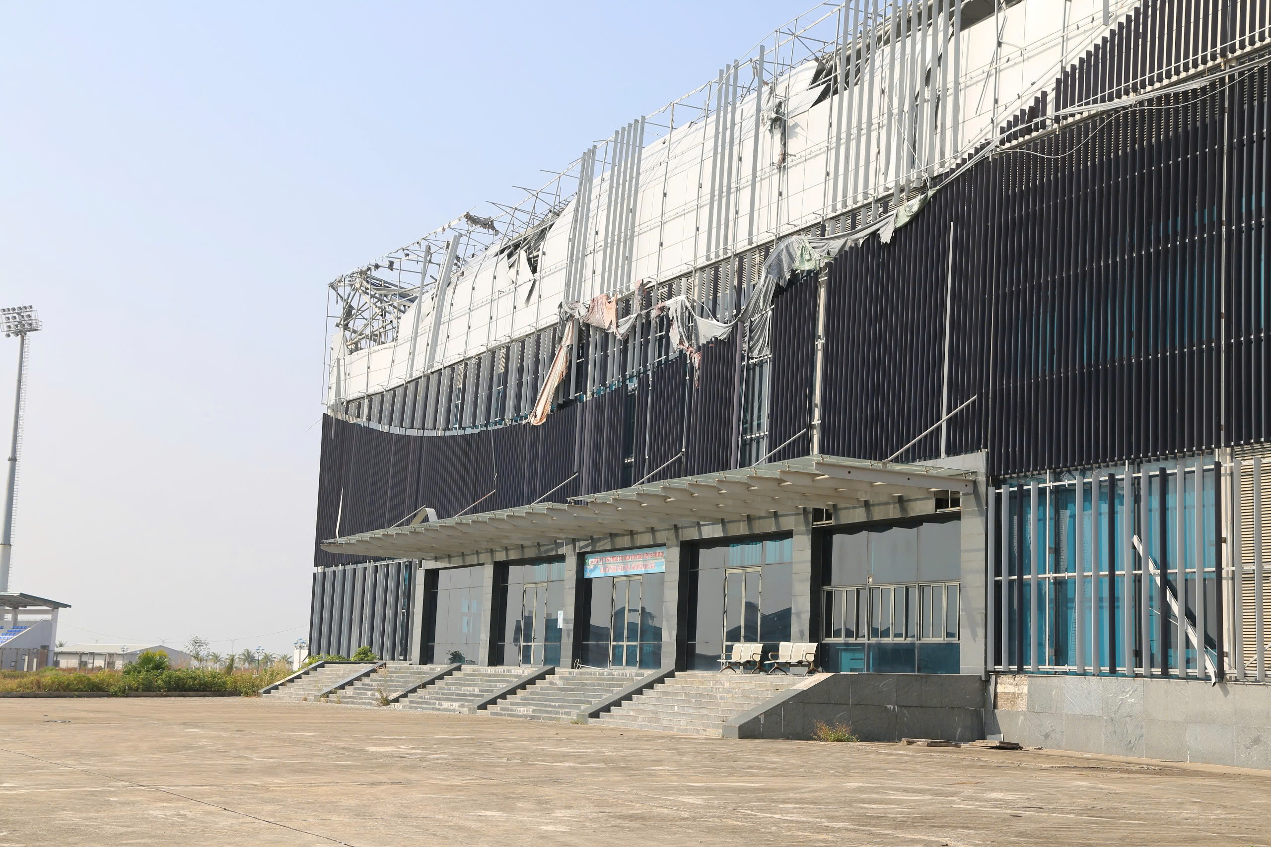 Nhà thi đấu trăm tỉ thành 'phế tích' ở Quảng Ninh - Ảnh 7.