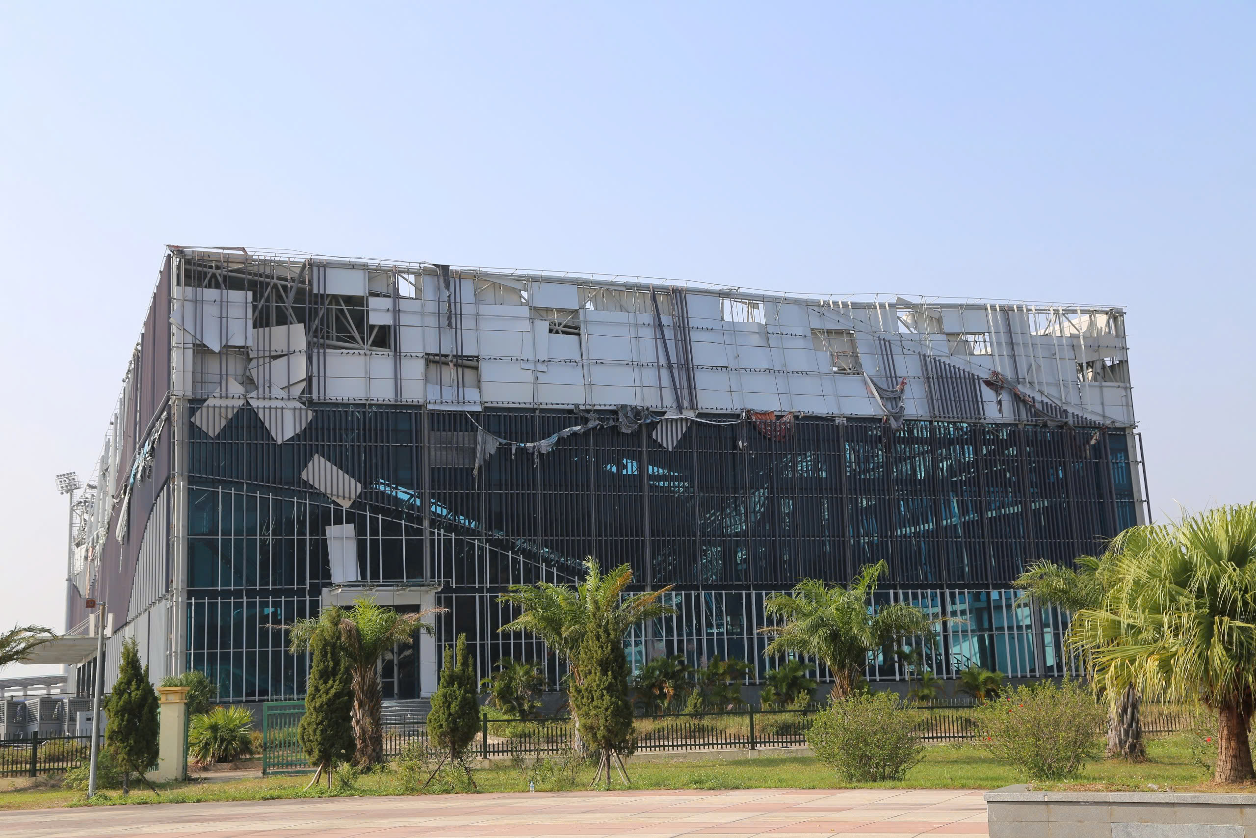 Nhà thi đấu trăm tỉ thành 'phế tích' ở Quảng Ninh - Ảnh 12.