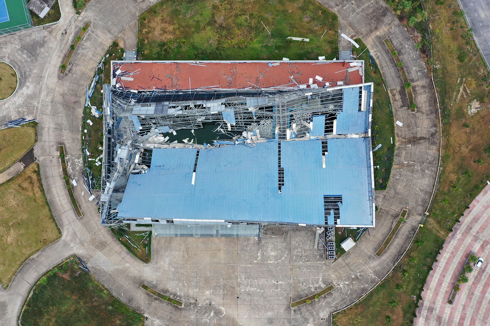 Nhà thi đấu trăm tỉ thành 'phế tích' ở Quảng Ninh - Ảnh 1.