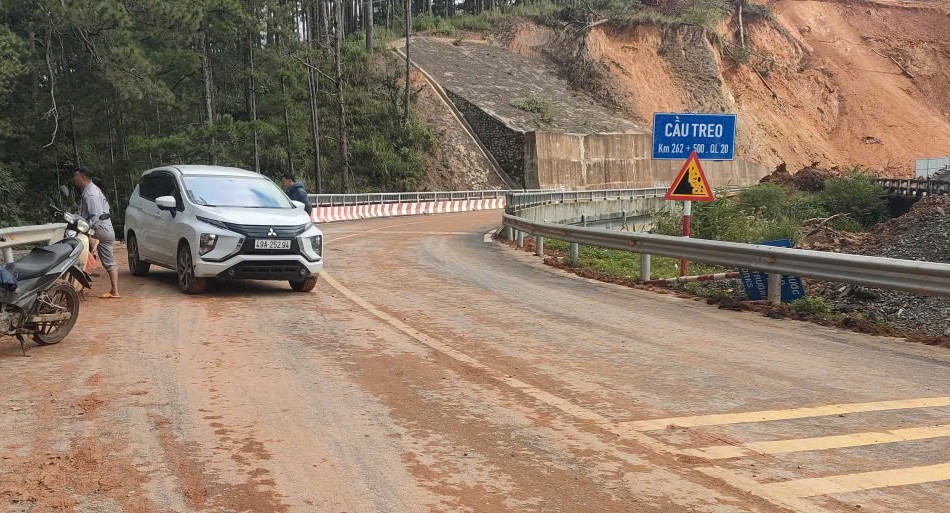 Thông xe đèo D'Ran sau 40 ngày sạt lở giúp người dân thuận tiện di chuyển - Ảnh 1. Thông xe đèo D'Ran sau 40 ngày sạt lở giúp người dân thuận tiện di chuyển - Ảnh 1.