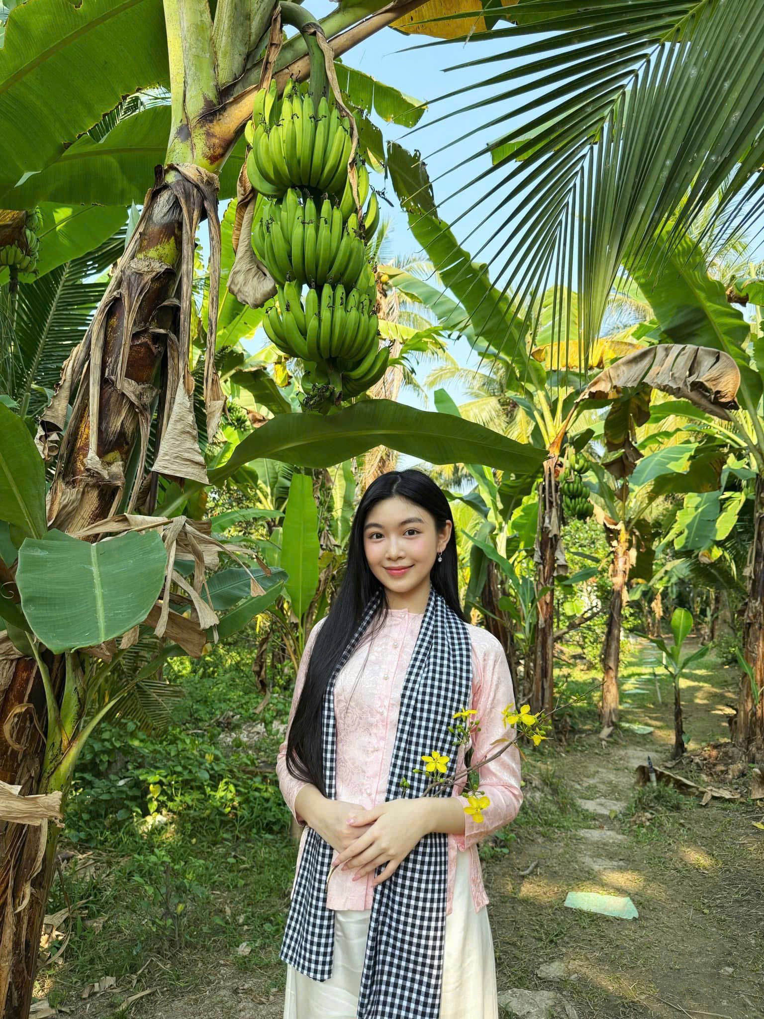 

Trong những hình ảnh đời thường, dù chỉ diện trang phục đơn giản, trang điểm nhẹ nhàng, cô vẫn dễ dàng thu hút ánh nhìn bởi vẻ đẹp trong trẻo và toát lên năng lượng tích cực  