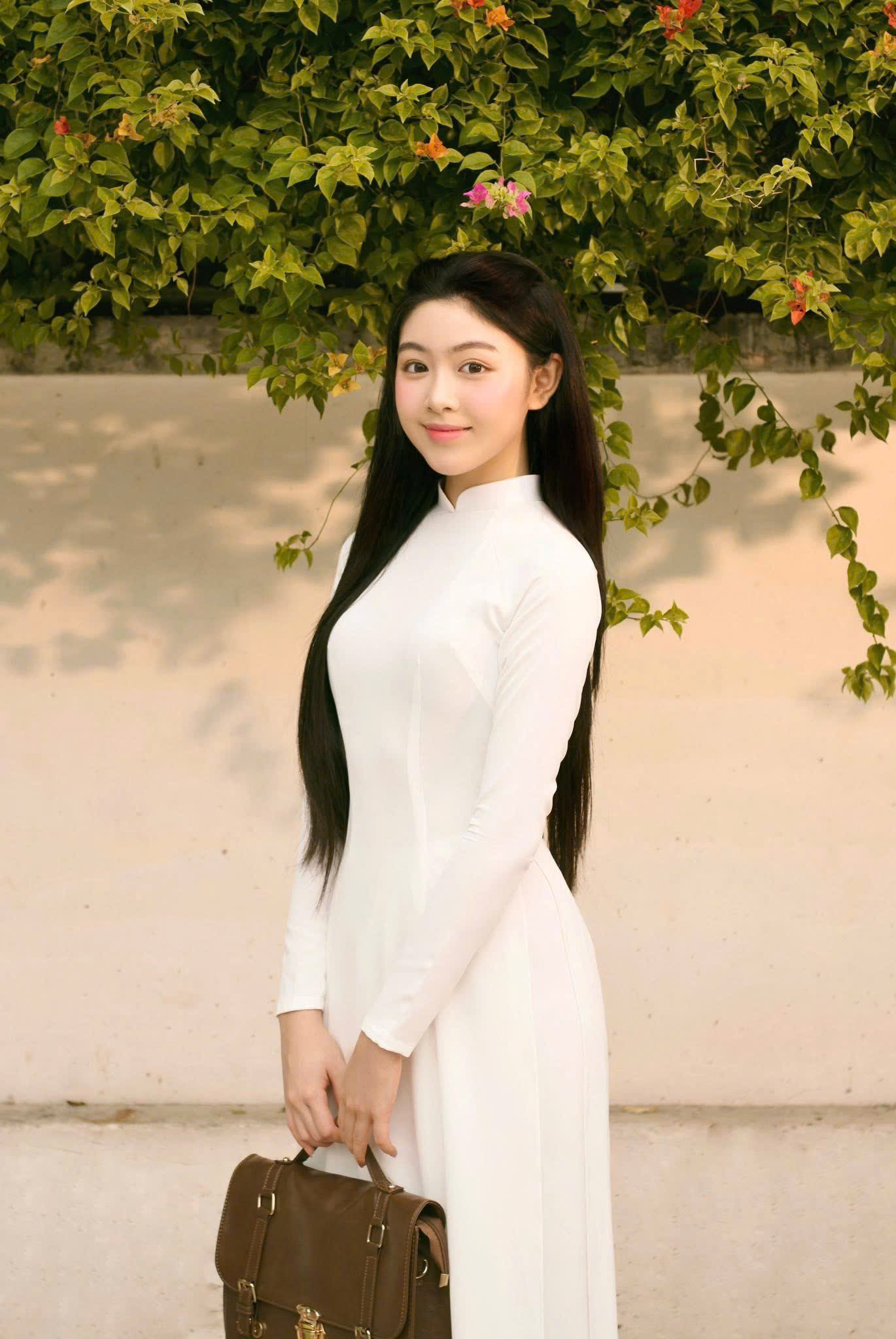 

Vốn ưa chuộng vẻ đẹp kín đáo, Lọ Lem thường lựa chọn áo dài hoặc những thiết kế nhẹ nhàng, kết hợp phong cách trang điểm tôn lên nét đẹp tự nhiên  