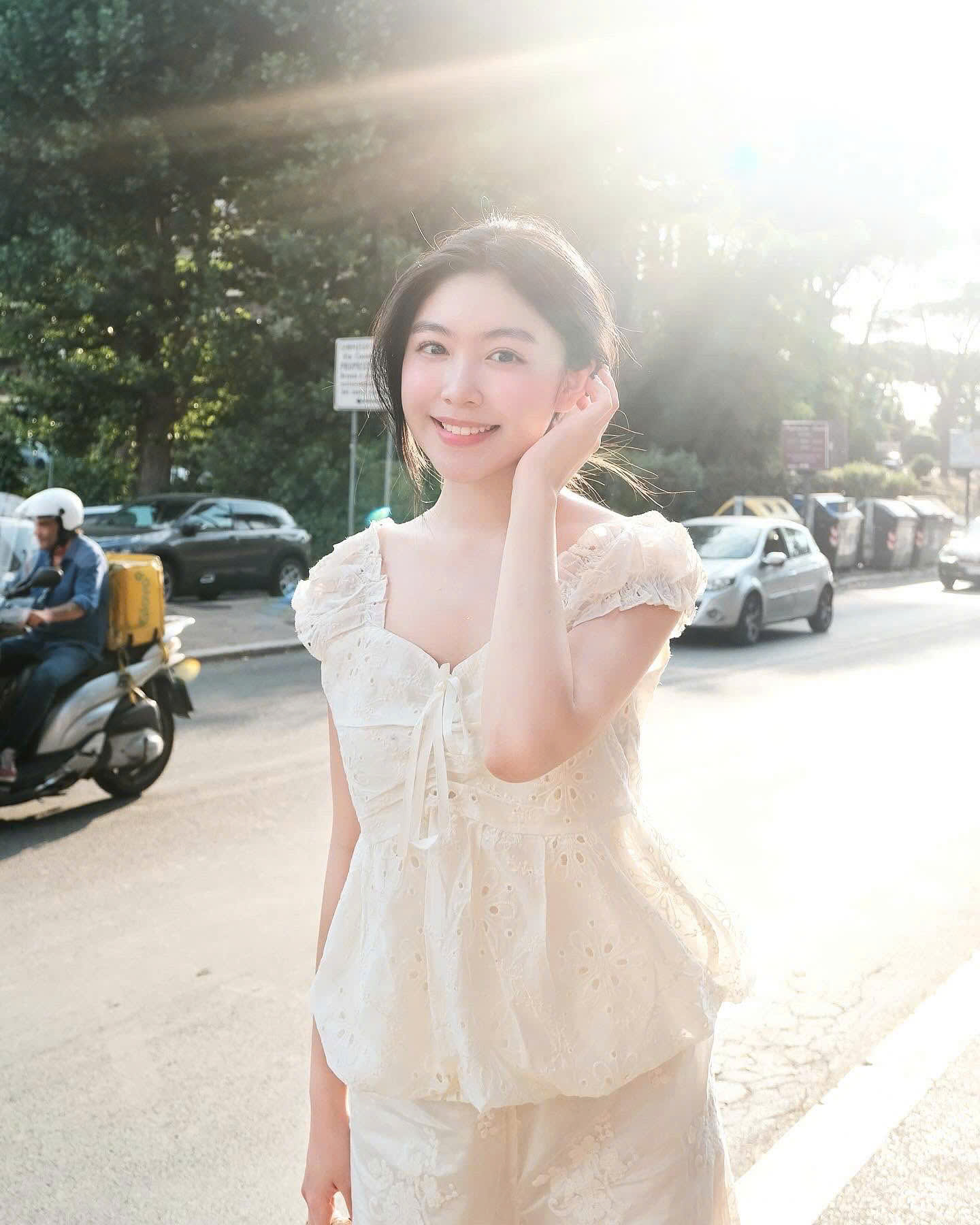 

Lớn lên trong môi trường gia đình ấm áp, Lọ Lem cho biết cô may mắn khi luôn nhận được sự yêu thương, định hướng đúng đắn từ ba mẹ. Dù bận rộn với nhiều công việc, cô luôn ưu tiên thời gian cho việc học và trau dồi bản thân  