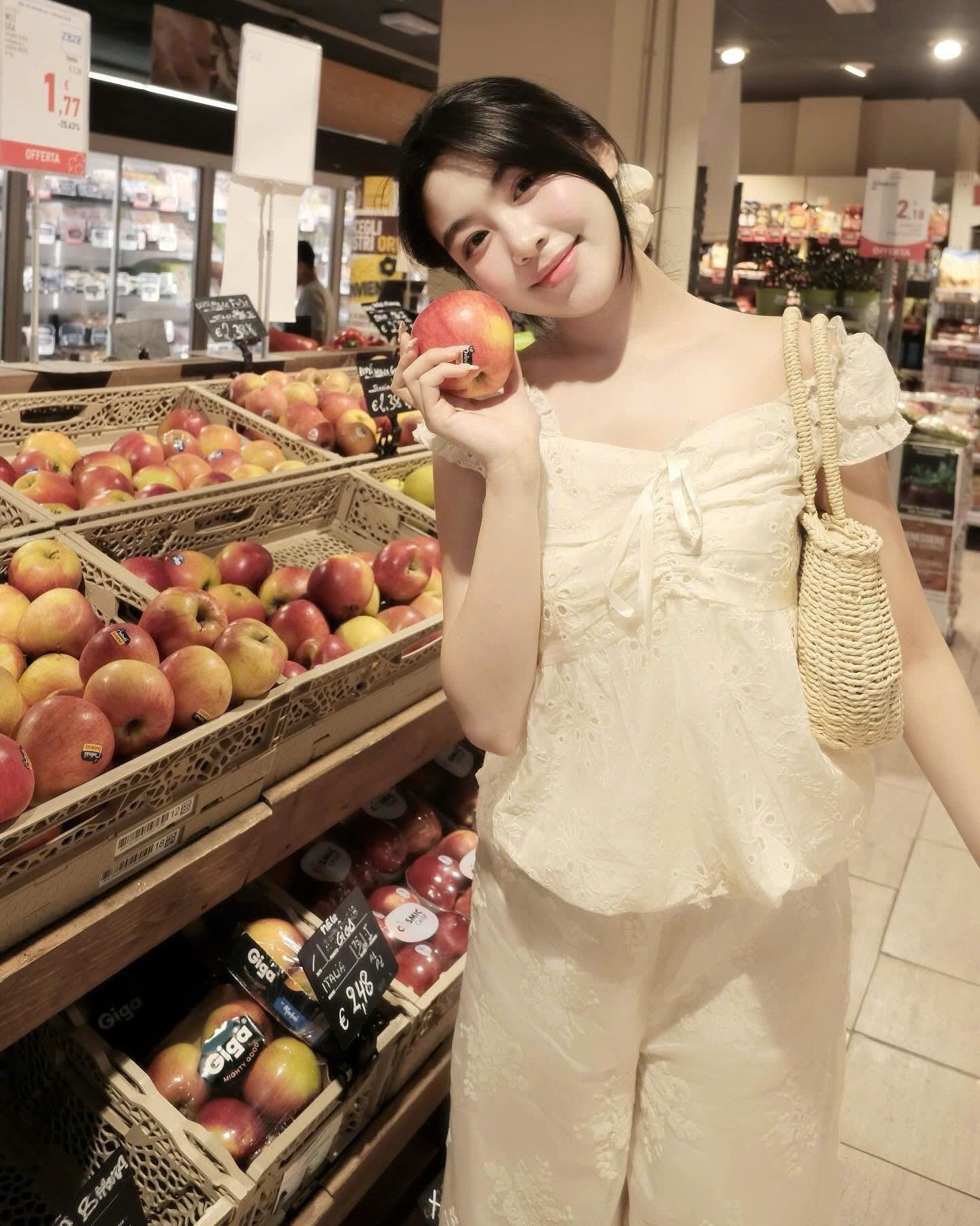 

Hiện hot girl Gen Z sở hữu nhiều tài khoản mạng xã hội với hàng trăm nghìn đến hàng triệu lượt theo dõi, trở thành gương mặt được giới trẻ yêu thích  