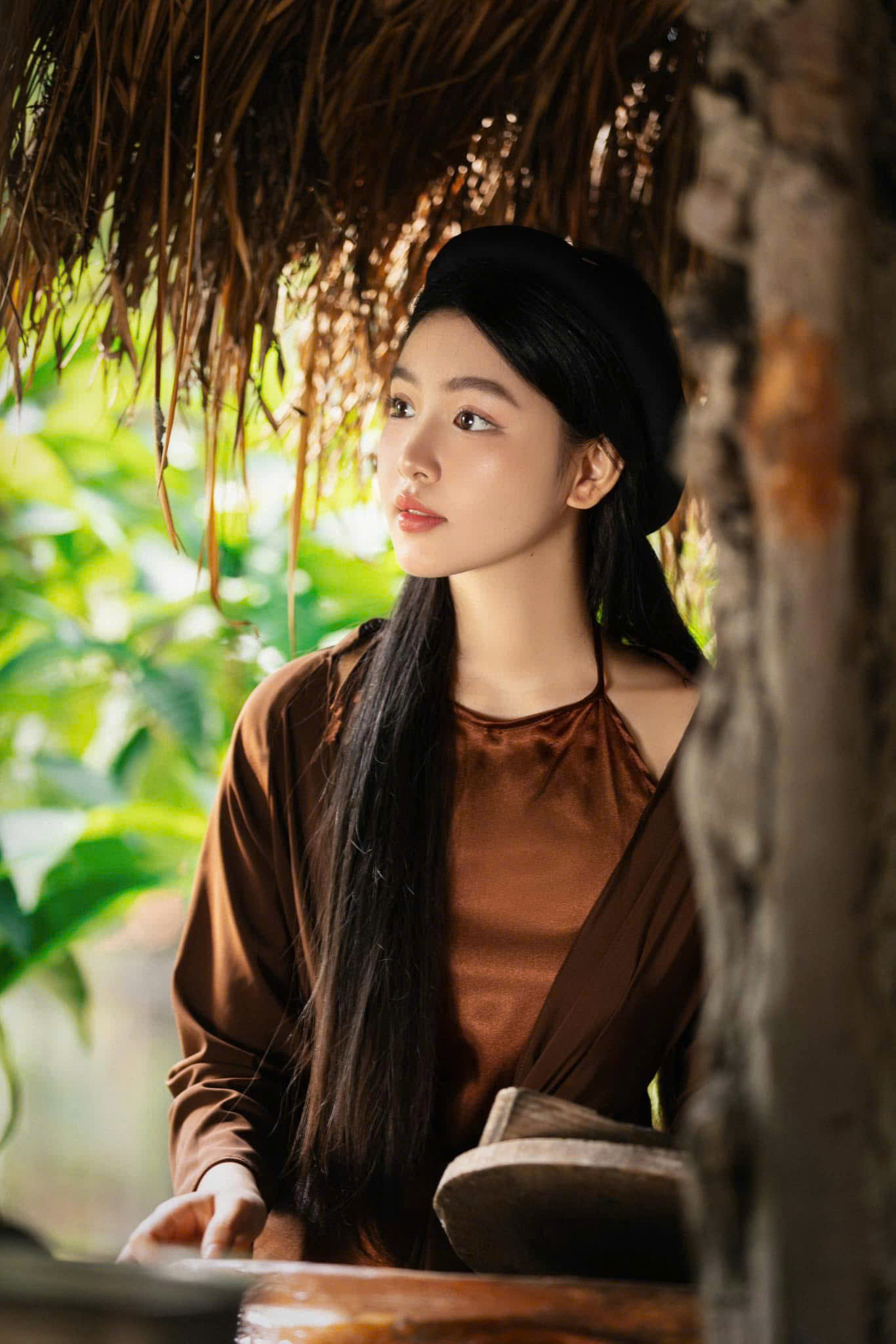 

Không chỉ tập trung cho việc học, từ năm 14 tuổi, Lọ Lem đã tập tành làm TikToker. Đến năm 16 tuổi, cô nhận được lời mời làm đại sứ thương hiệu cho một tập đoàn nước ngoài và bắt đầu ký hợp đồng hợp tác với nhiều nhãn hàng. Khoảng thời gian đó, ái nữ nhà Quyền Linh làm việc từ sáng tới tối và kiếm được hơn một tỉ đồng  