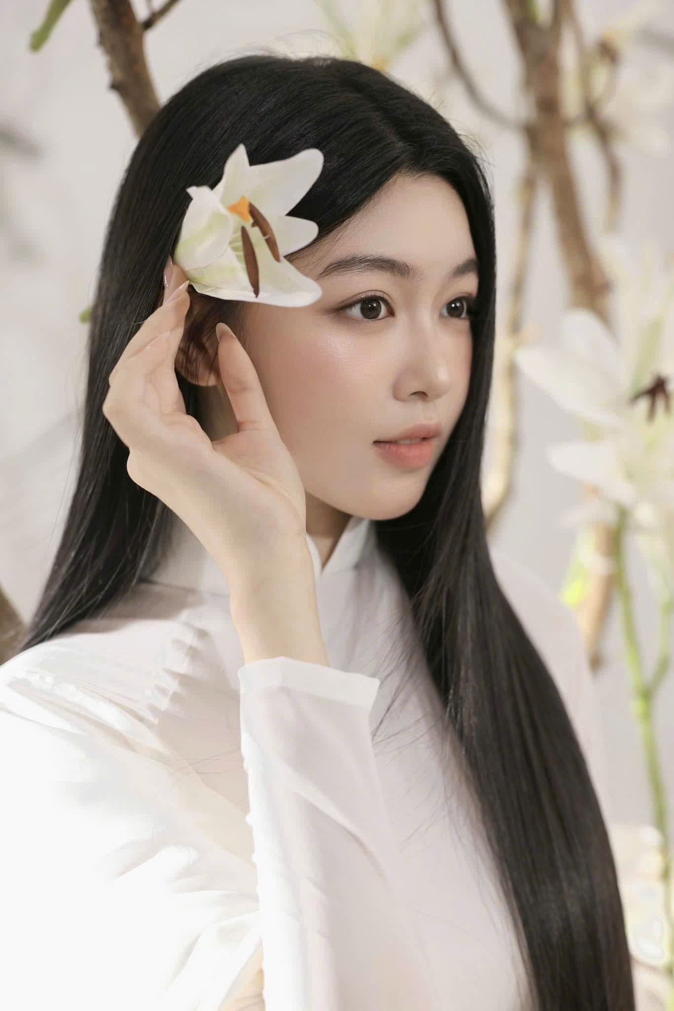 

Ở mỗi góc máy, cô đều thu hút “spotlight” nhờ vẻ ngoài rạng rỡ và sự tự tin của một cô gái đang bước vào tuổi trưởng thành. Nhiều người nhận xét nhan sắc của ái nữ nhà Quyền Linh ngày càng sắc sảo và trưởng thành hơn ở tuổi đôi mươi  